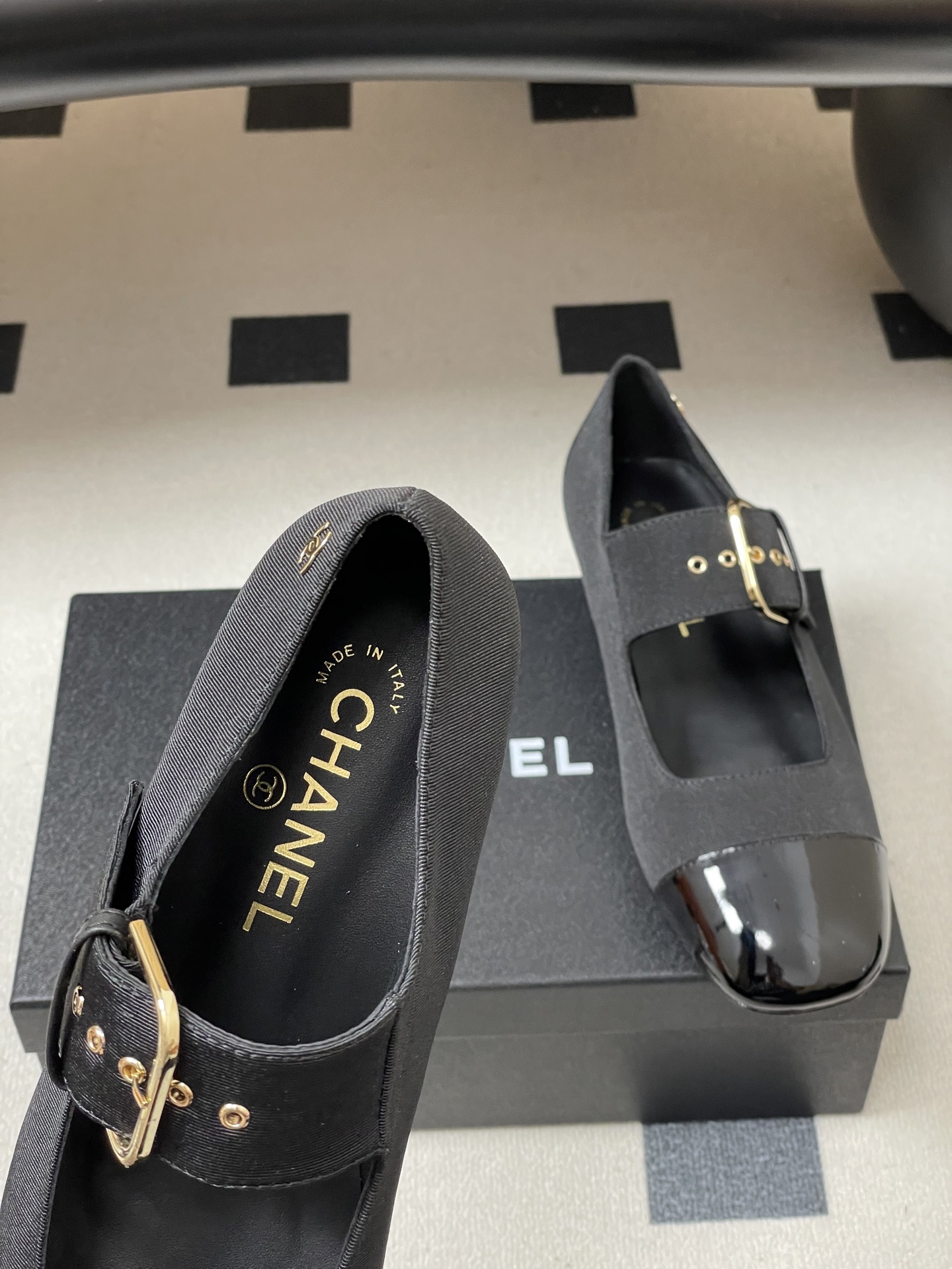 -2026春夏新款Chanel小香26P 经典双拼色方头玛丽珍鞋皮带扣平底芭蕾舞单鞋金属扣带设计，简约复