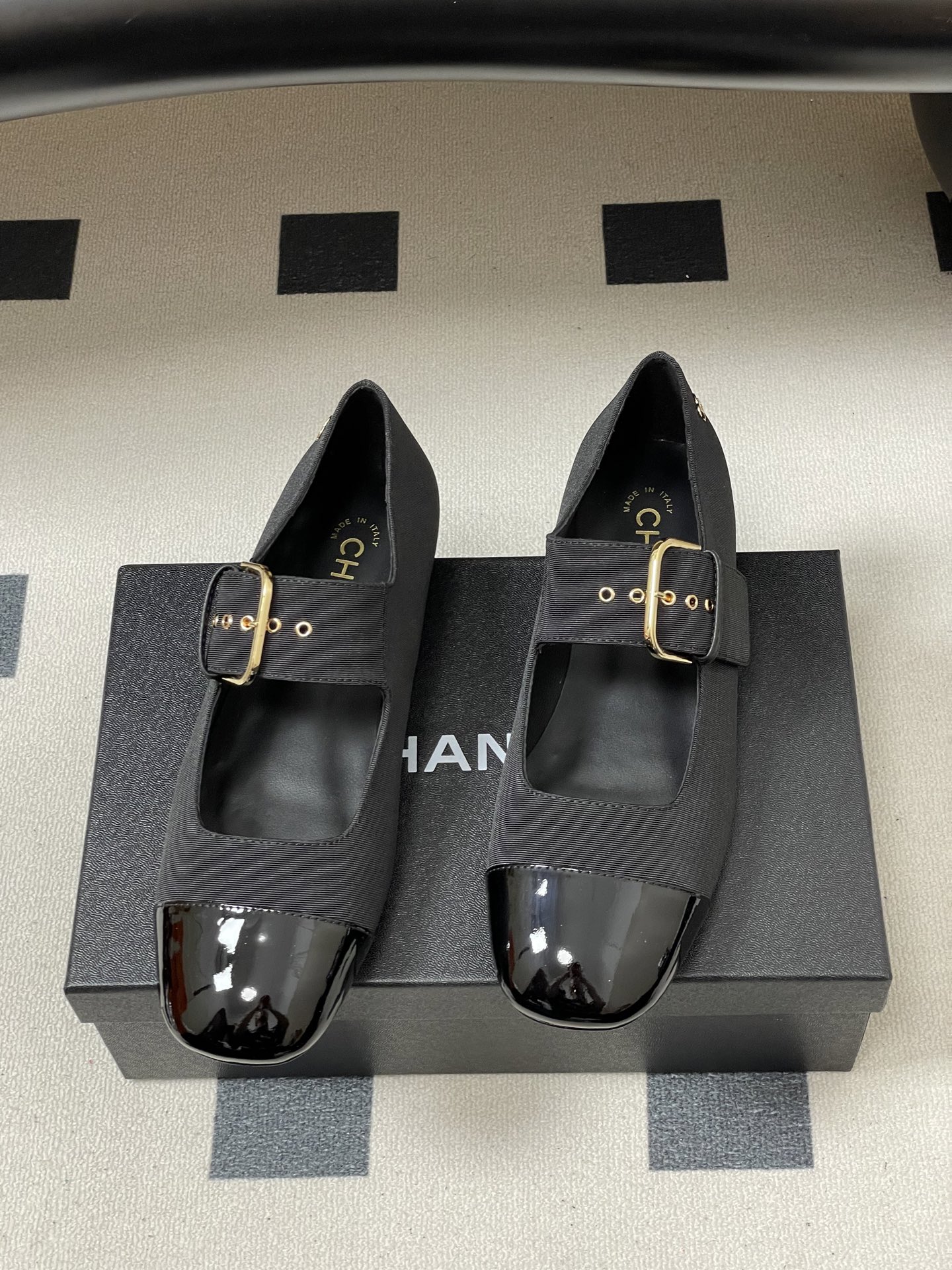 -2026春夏新款Chanel小香26P 经典双拼色方头玛丽珍鞋皮带扣平底芭蕾舞单鞋金属扣带设计，简约复