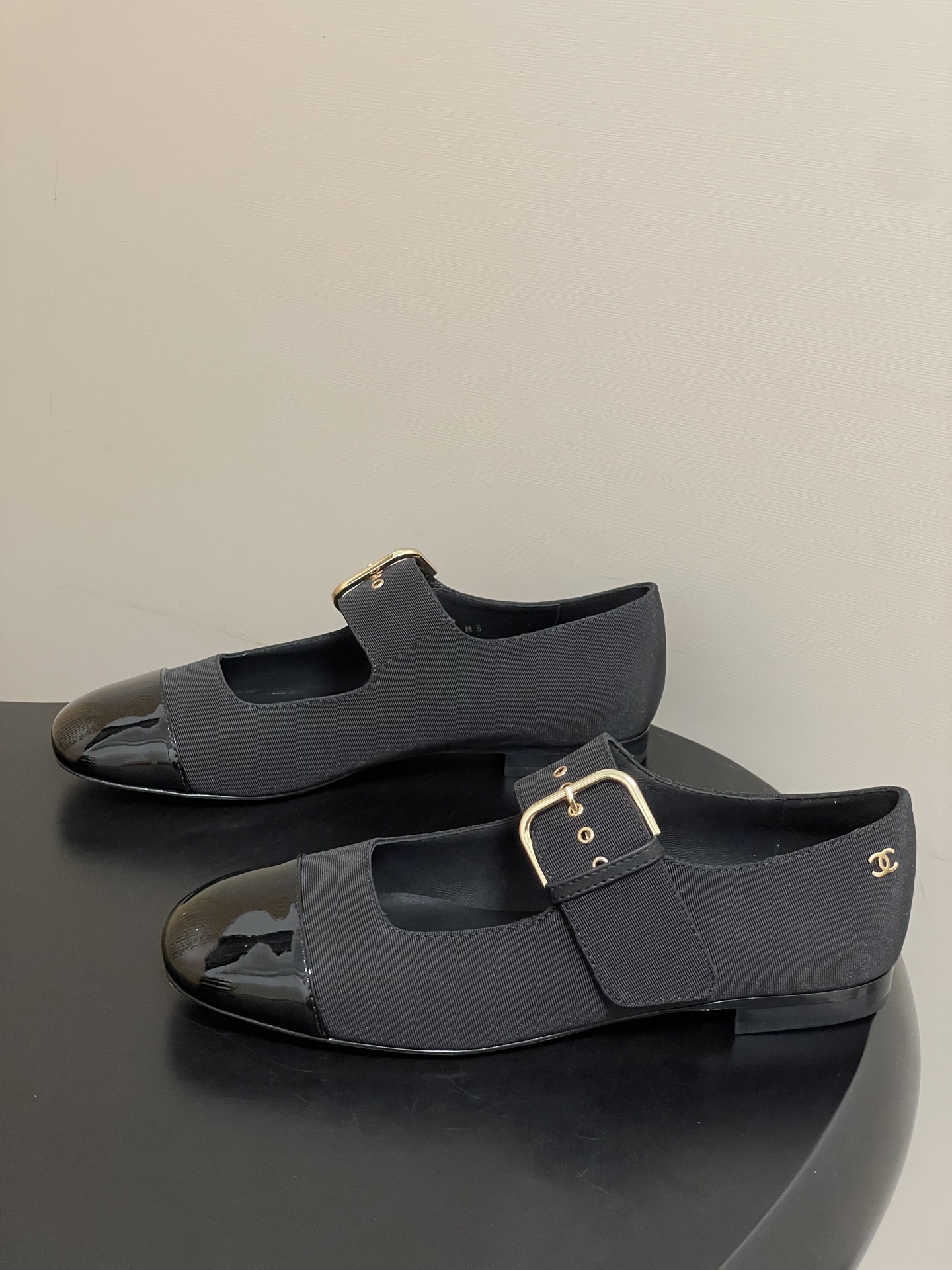 -2026春夏新款Chanel小香26P 经典双拼色方头玛丽珍鞋皮带扣平底芭蕾舞单鞋金属扣带设计，简约复