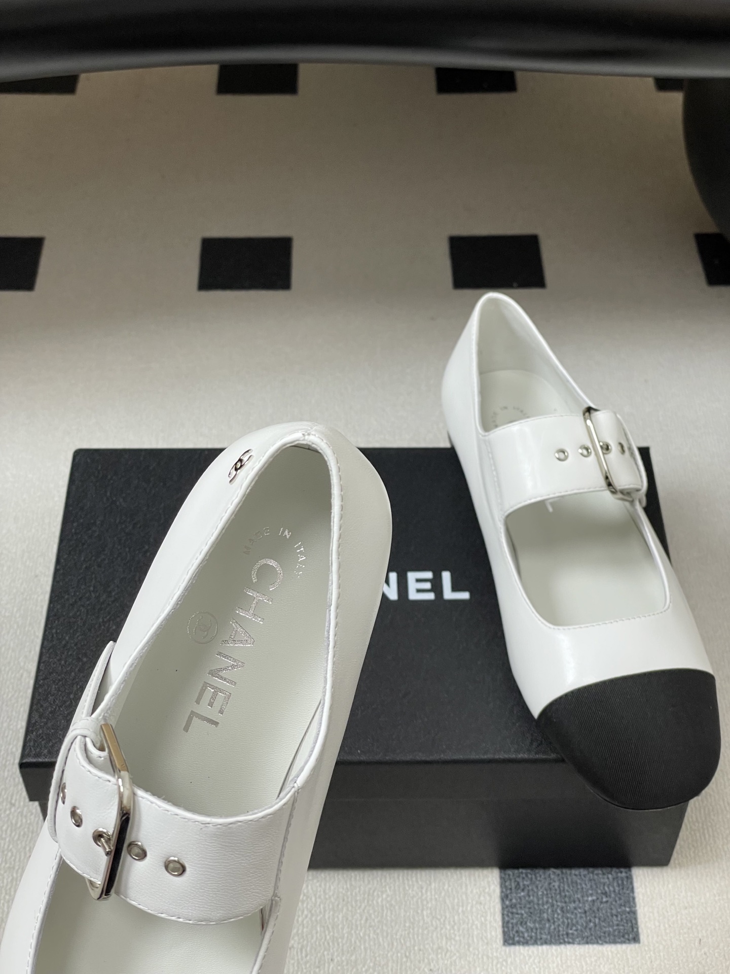 -2026春夏新款Chanel小香26P 经典双拼色方头玛丽珍鞋皮带扣平底芭蕾舞单鞋金属扣带设计，简约复