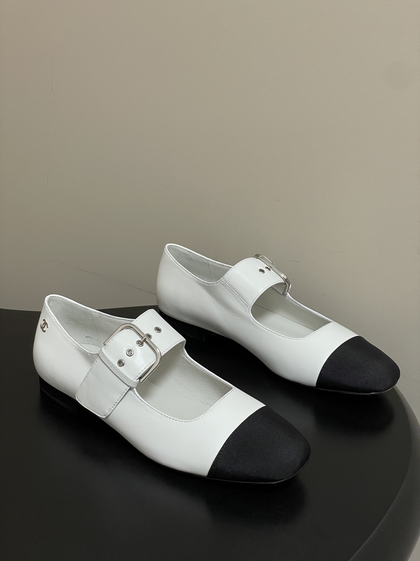 -2026春夏新款Chanel小香26P 经典双拼色方头玛丽珍鞋皮带扣平底芭蕾舞单鞋金属扣带设计，简约复