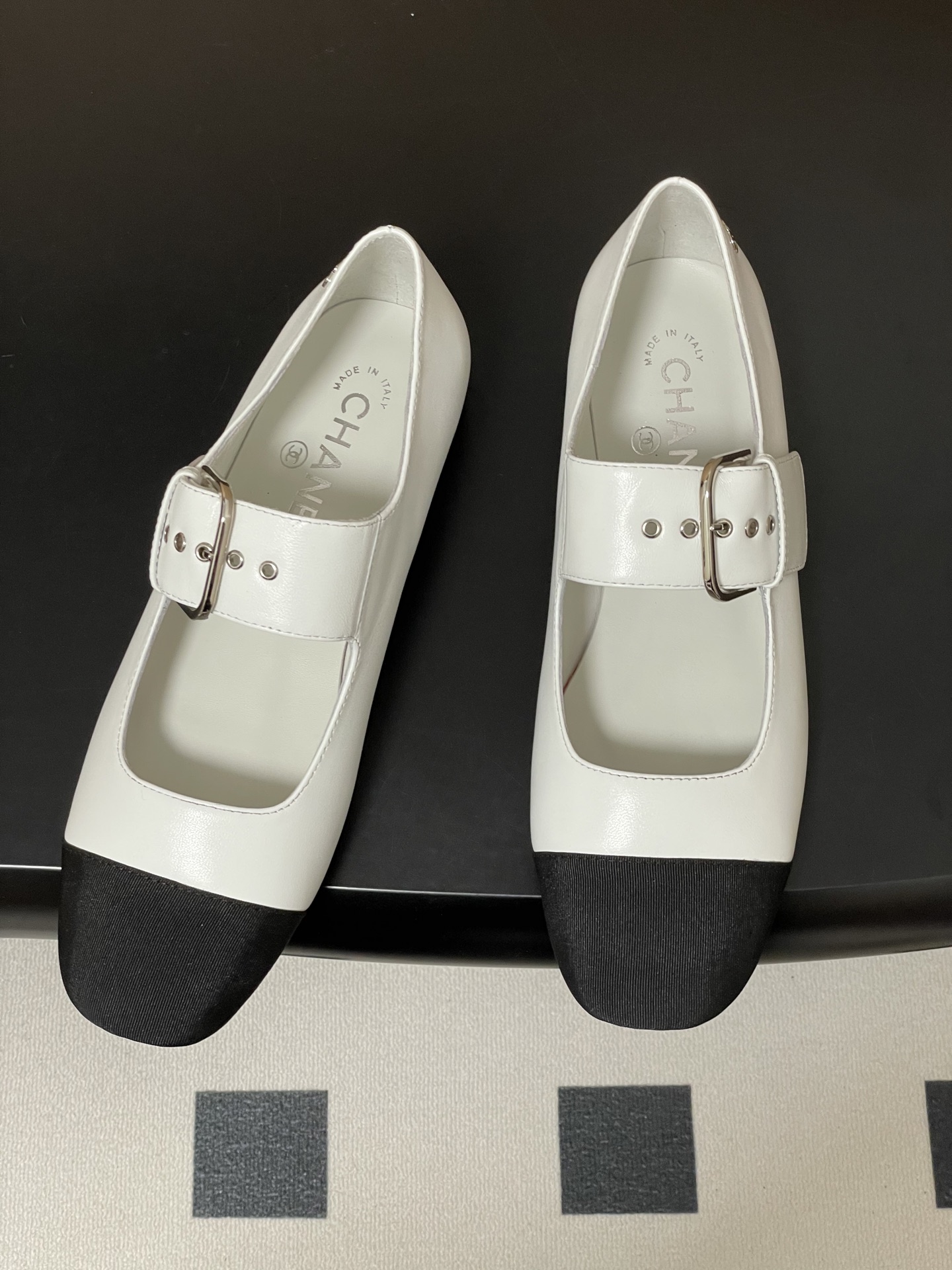 -2026春夏新款Chanel小香26P 经典双拼色方头玛丽珍鞋皮带扣平底芭蕾舞单鞋金属扣带设计，简约复