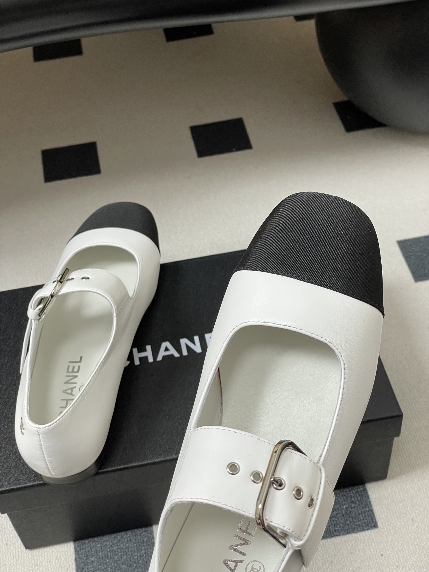 -2026春夏新款Chanel小香26P 经典双拼色方头玛丽珍鞋皮带扣平底芭蕾舞单鞋金属扣带设计，简约复