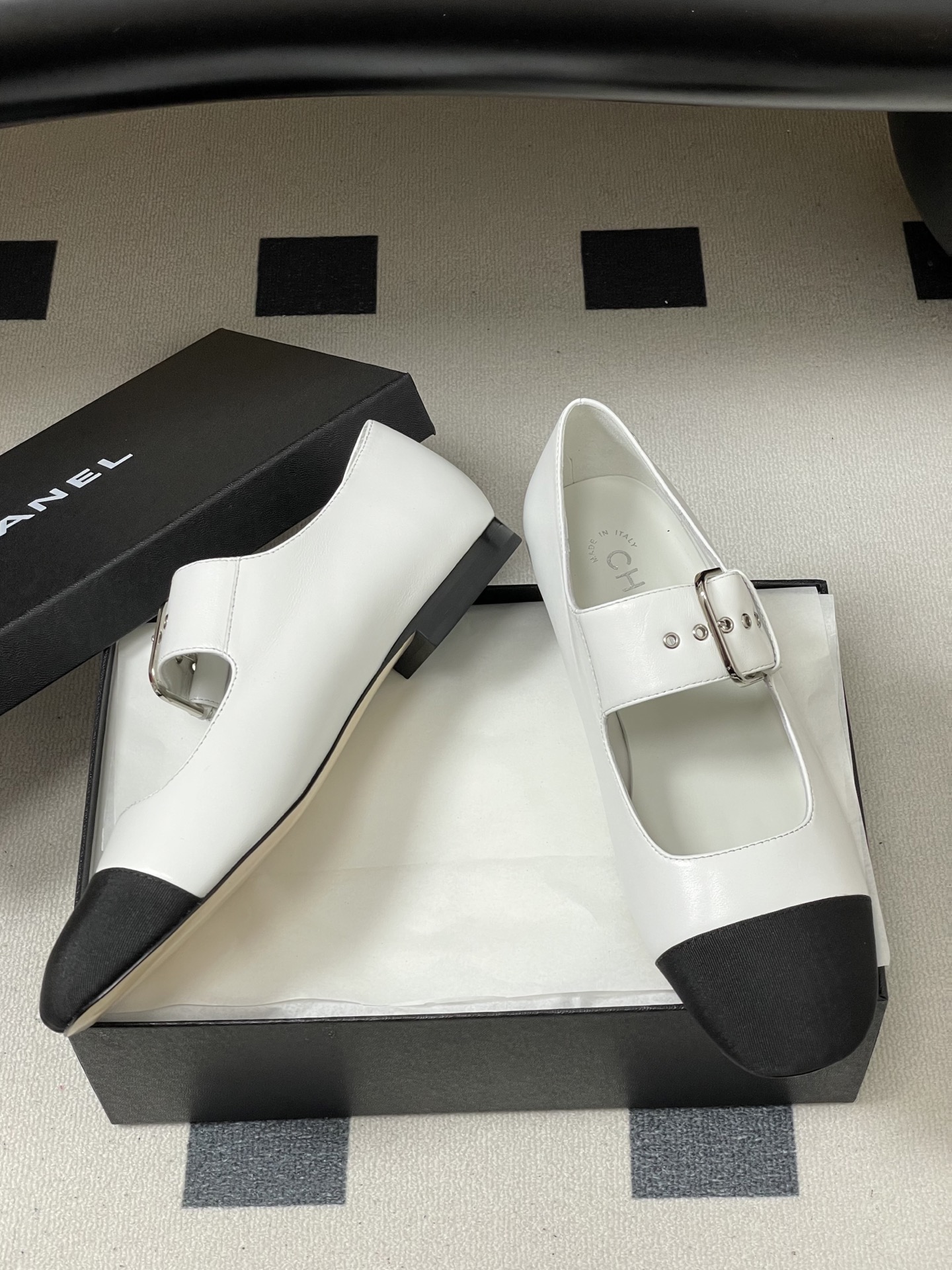 -2026春夏新款Chanel小香26P 经典双拼色方头玛丽珍鞋皮带扣平底芭蕾舞单鞋金属扣带设计，简约复