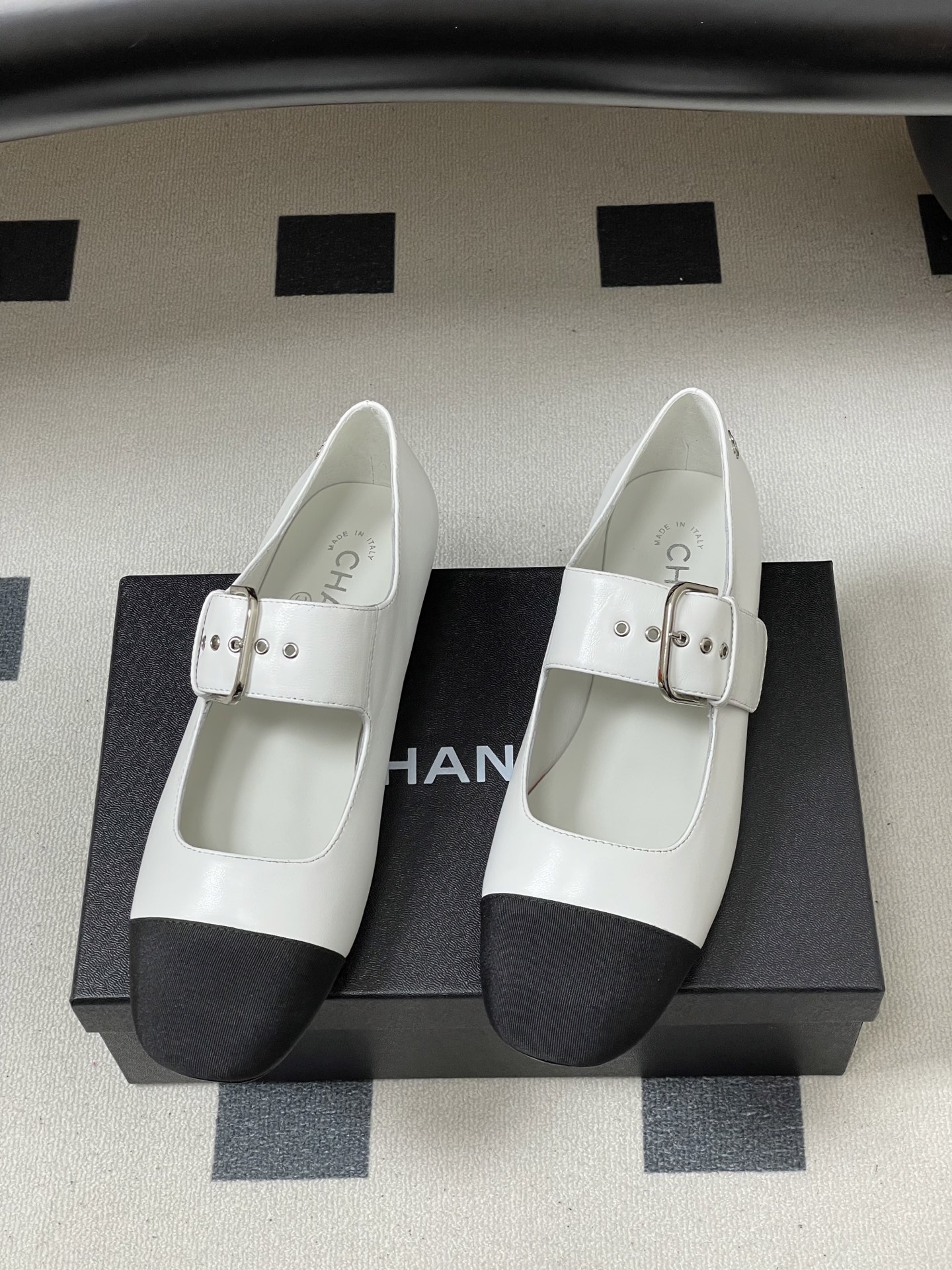 -2026春夏新款Chanel小香26P 经典双拼色方头玛丽珍鞋皮带扣平底芭蕾舞单鞋金属扣带设计，简约复