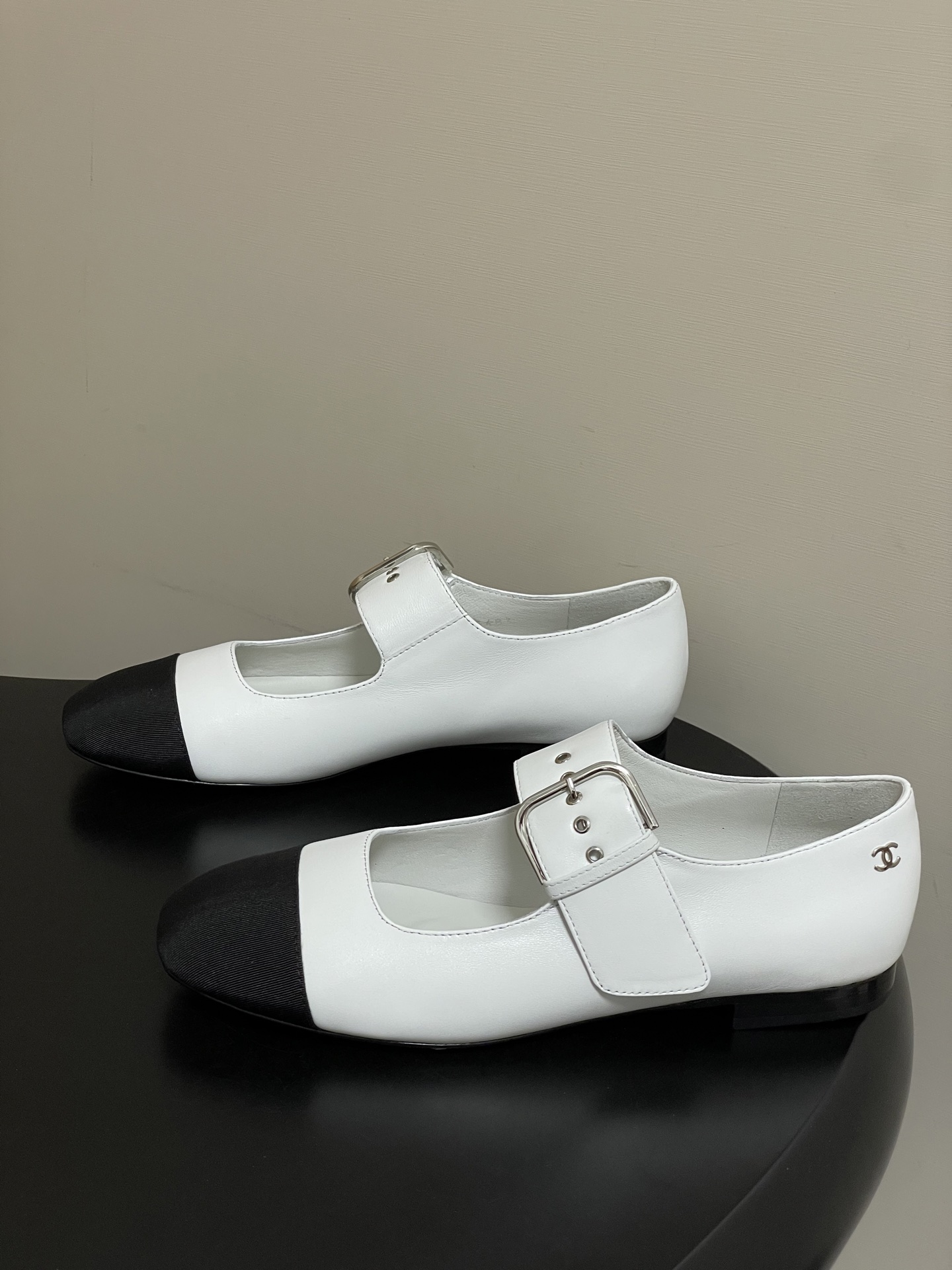 -2026春夏新款Chanel小香26P 经典双拼色方头玛丽珍鞋皮带扣平底芭蕾舞单鞋金属扣带设计，简约复