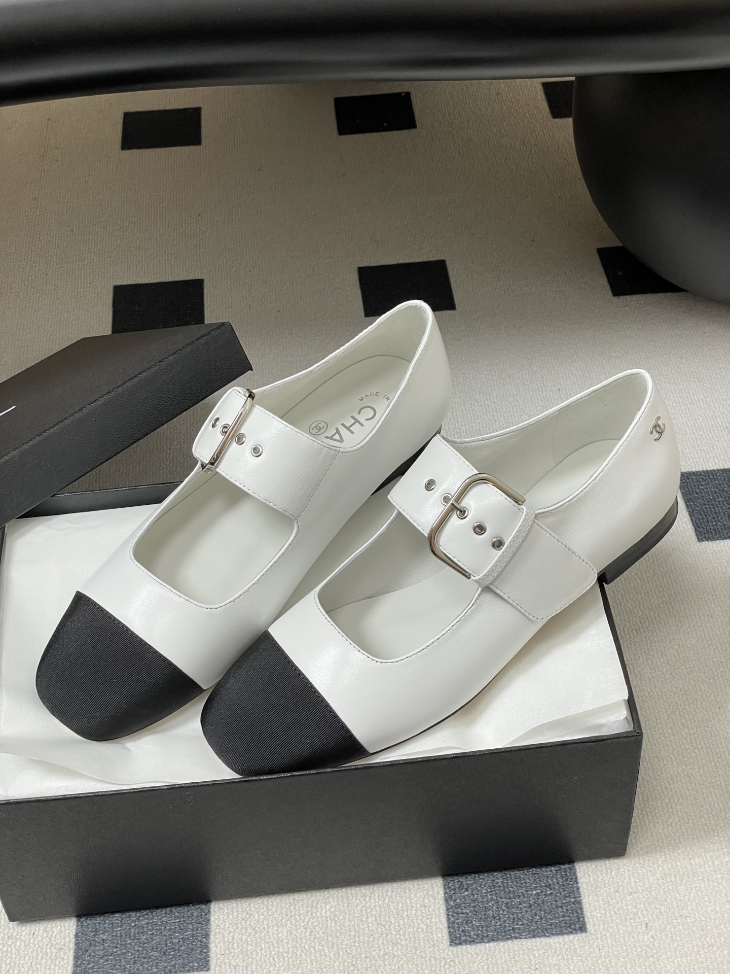 -2026春夏新款Chanel小香26P 经典双拼色方头玛丽珍鞋皮带扣平底芭蕾舞单鞋金属扣带设计，简约复