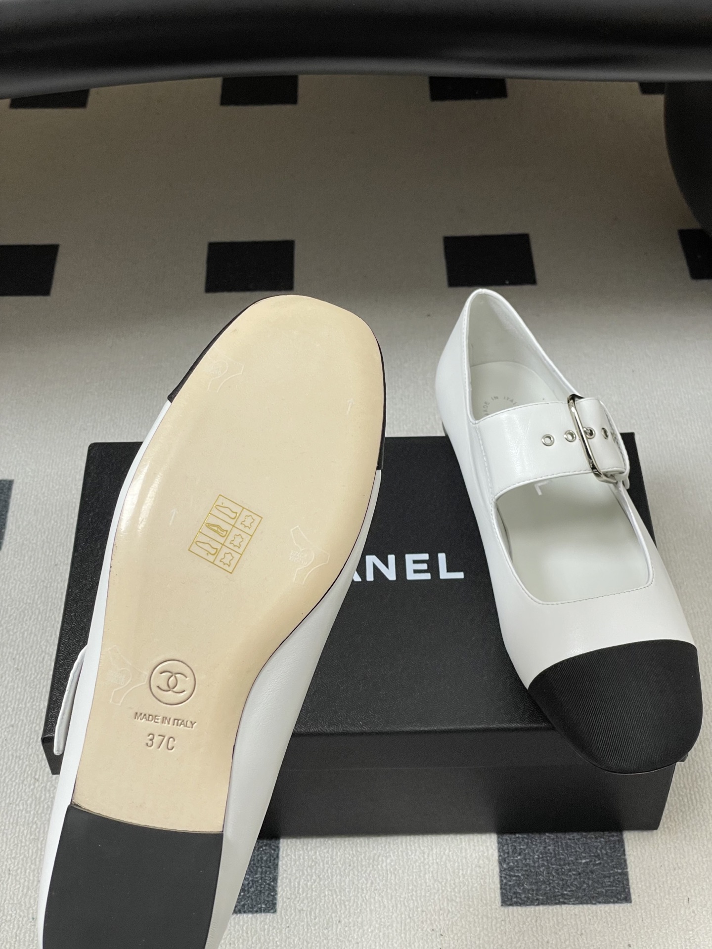 -2026春夏新款Chanel小香26P 经典双拼色方头玛丽珍鞋皮带扣平底芭蕾舞单鞋金属扣带设计，简约复