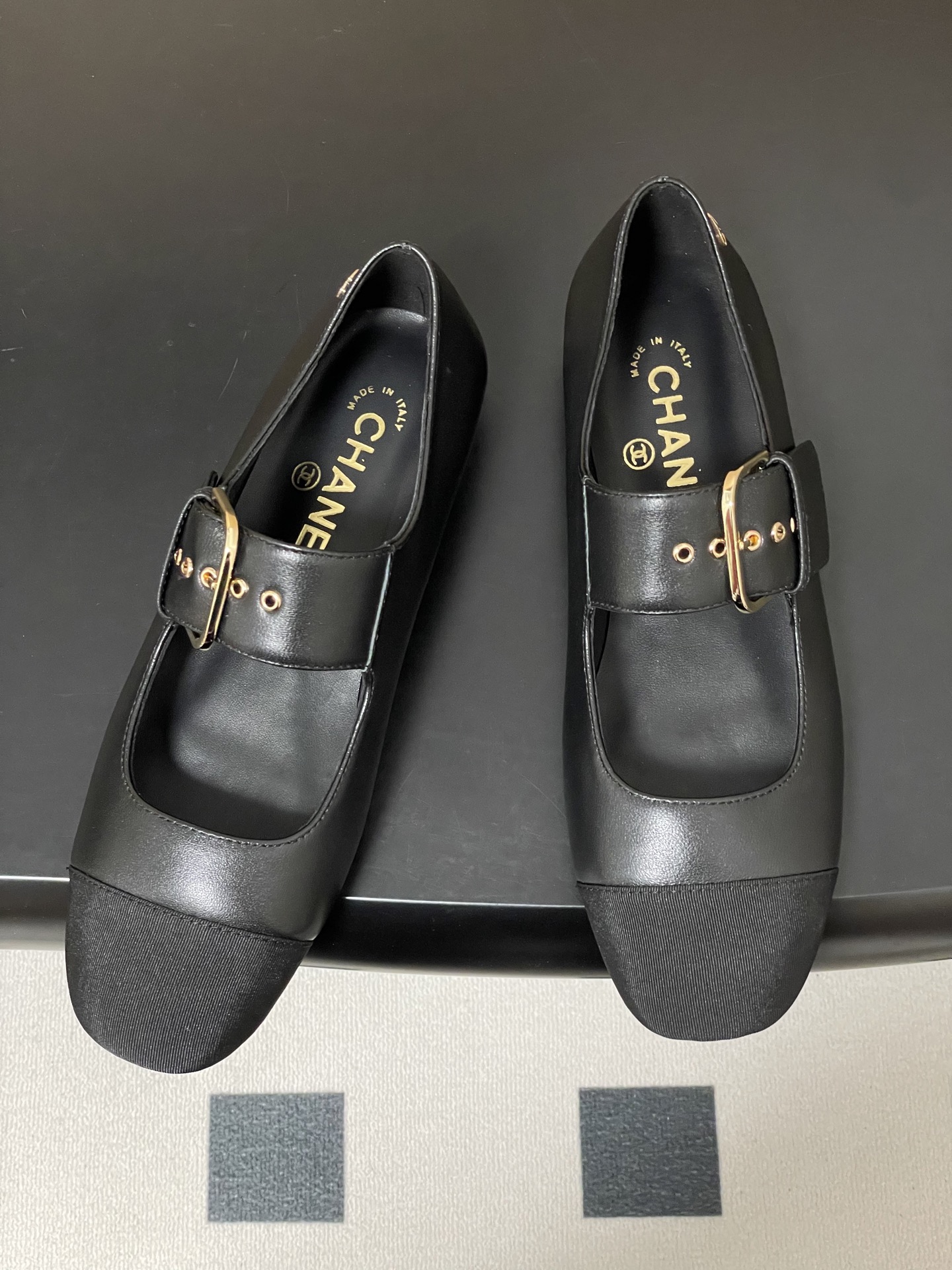 -2026春夏新款Chanel小香26P 经典双拼色方头玛丽珍鞋皮带扣平底芭蕾舞单鞋金属扣带设计，简约复