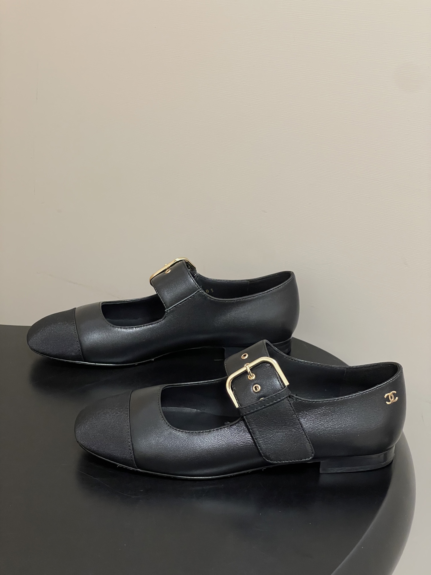 -2026春夏新款Chanel小香26P 经典双拼色方头玛丽珍鞋皮带扣平底芭蕾舞单鞋金属扣带设计，简约复