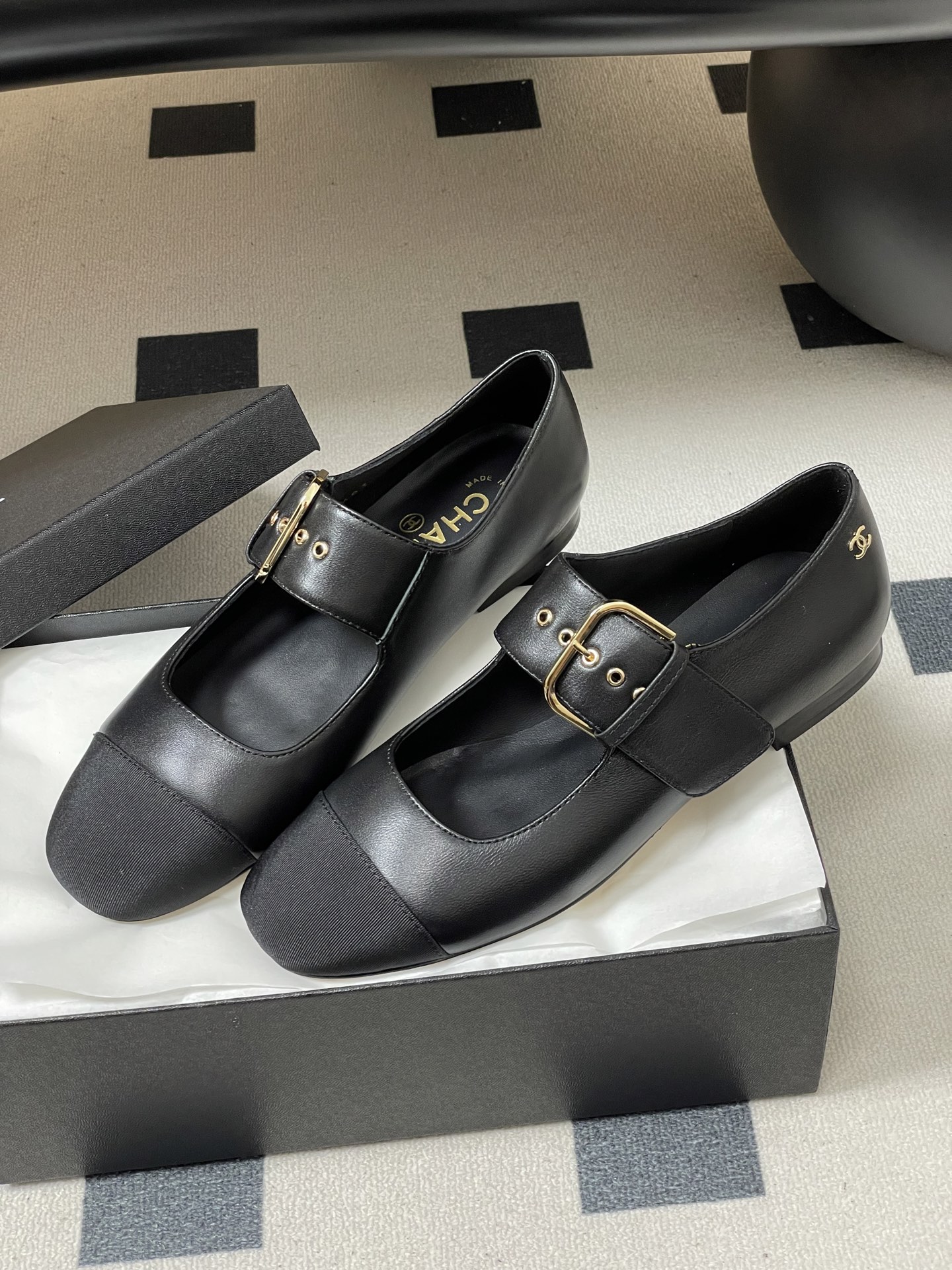 -2026春夏新款Chanel小香26P 经典双拼色方头玛丽珍鞋皮带扣平底芭蕾舞单鞋金属扣带设计，简约复