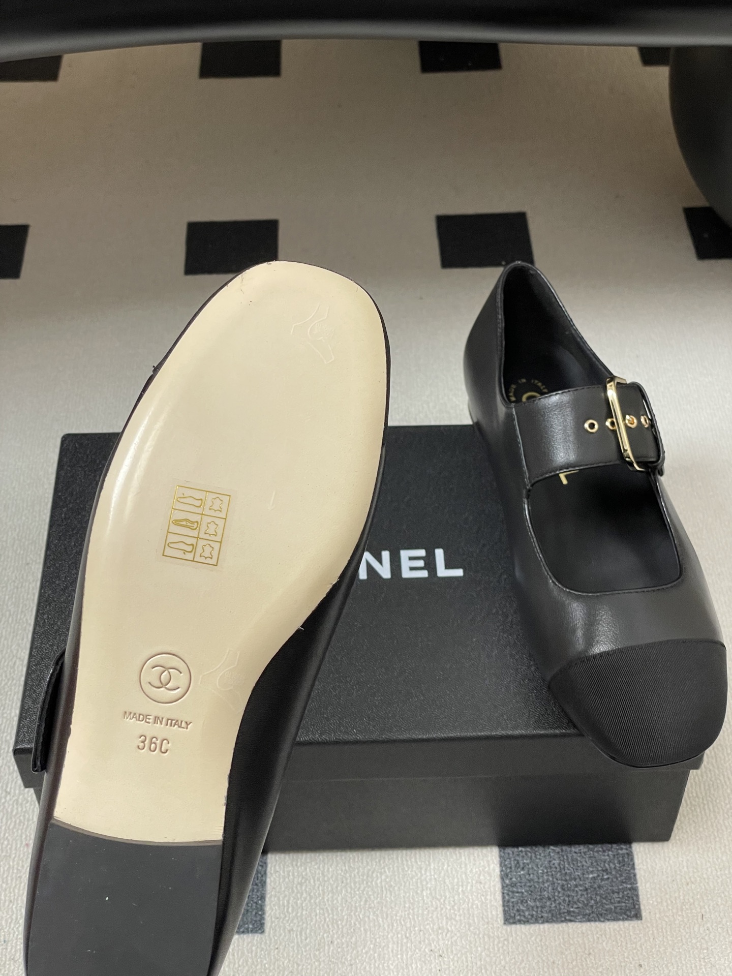 -2026春夏新款Chanel小香26P 经典双拼色方头玛丽珍鞋皮带扣平底芭蕾舞单鞋金属扣带设计，简约复