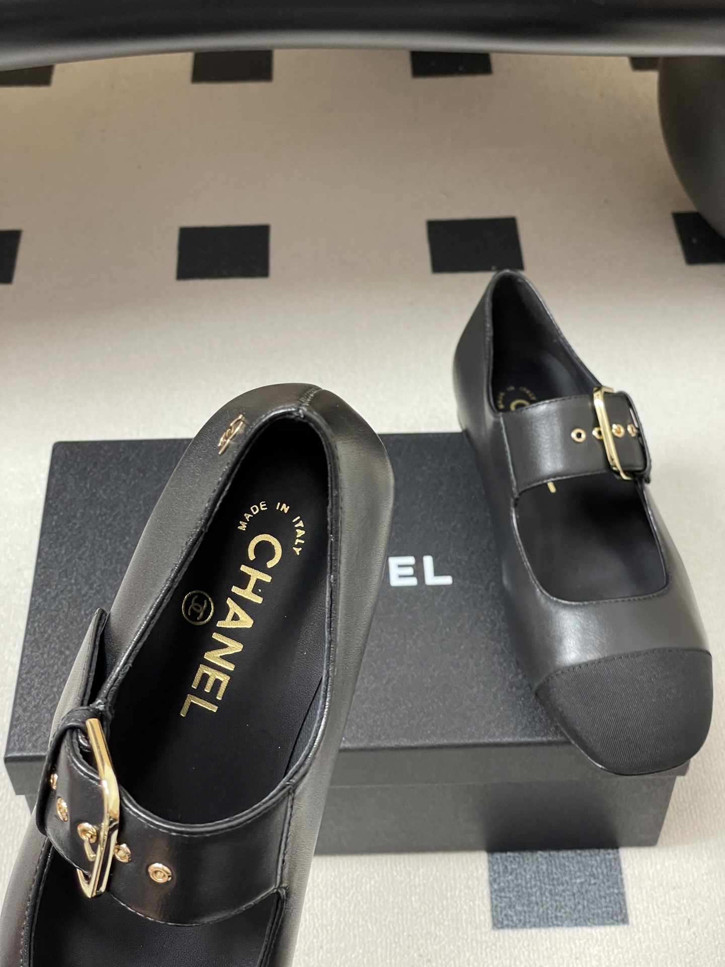 -2026春夏新款Chanel小香26P 经典双拼色方头玛丽珍鞋皮带扣平底芭蕾舞单鞋金属扣带设计，简约复