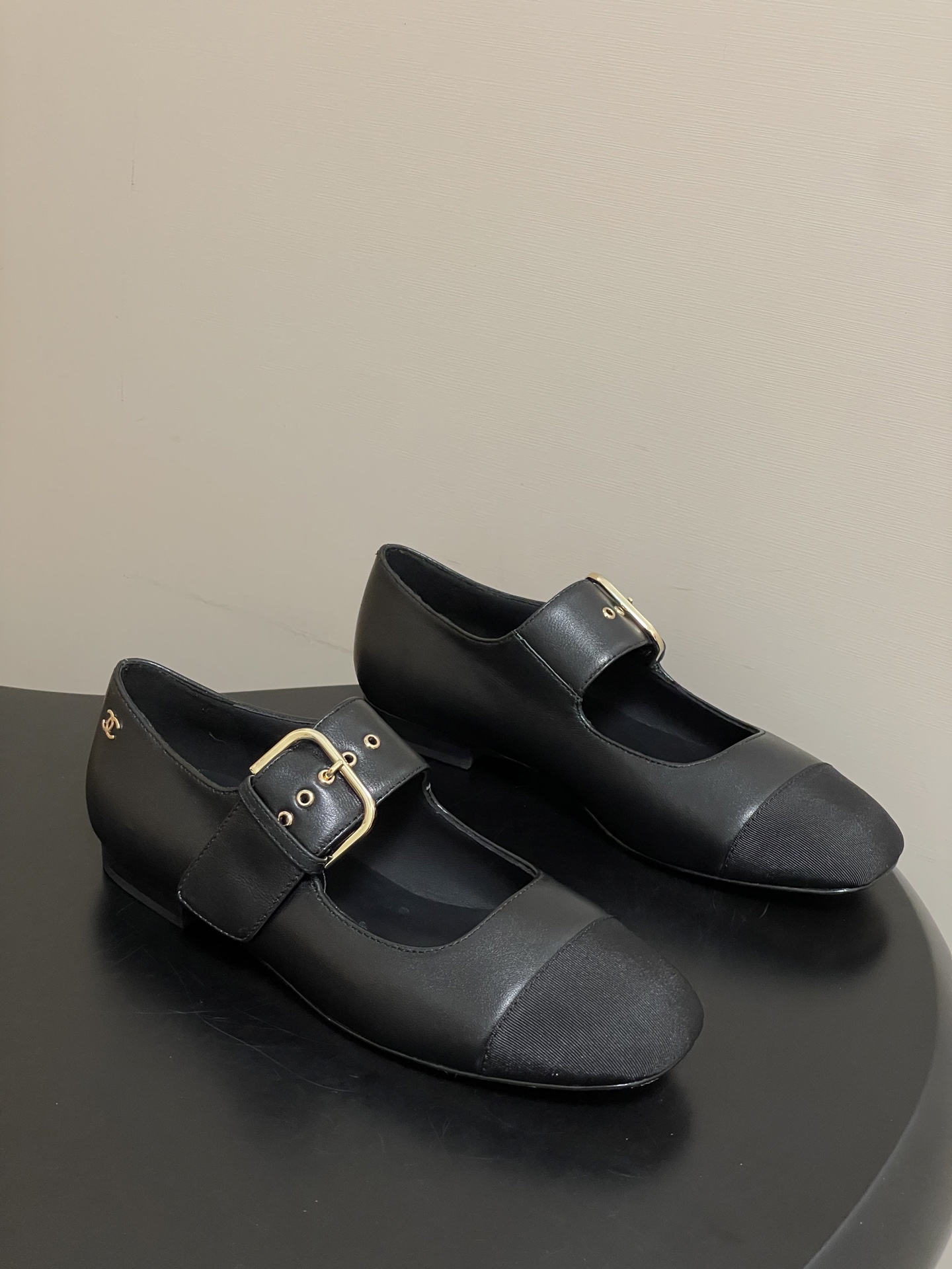 NO:759669,- 2026 spring and summer new model Chanel Xiaoxiang 26P classic double color square toe Mary Jane shoes with belt buckle flat ballet shoes. Metal buckle design, simple retro and fashionable. The flat bottom is comfortable and can be easily used for daily commuting or leisure. The fabric is soft, the patent leather is full of luster, the details are exquisite, and the brand sense is full. Mary Jane shoes are classic and elegant, can be worn with skirts and trousers, and can be easily switched between multiple styles. They are practical and versatile fashion items!  Customized ribbed satin/sheepskin upper, sheepskin lining, Italian genuine leather outsole, size 35-39 (40.41 custom-made, non-returnable), Mary Jane, chanel, mary jane, skirts, sheepskin, Leather soles19860909- 2026春夏新款Chanel小香26P 经典双拼色方头玛丽珍鞋皮带扣平底芭蕾舞单鞋 金属扣带设计,简约复古又时髦.平底舒适,日常通勤或休闲都能轻松驾驭.织物柔软,漆皮光泽感满满,细节精致,品牌感十足.玛丽珍鞋经典优雅,裙装裤装都能搭,轻松切换多种风格,是实用又百搭的时尚单品！ 鞋面定制罗纹缎/羊皮 内里垫脚羊皮 鞋底意大利真皮大底 码数35-39（40.41定做不退换）,玛丽珍,chanel,mary jane,skirts,sheepskin,Leather soles,Women's Shoes