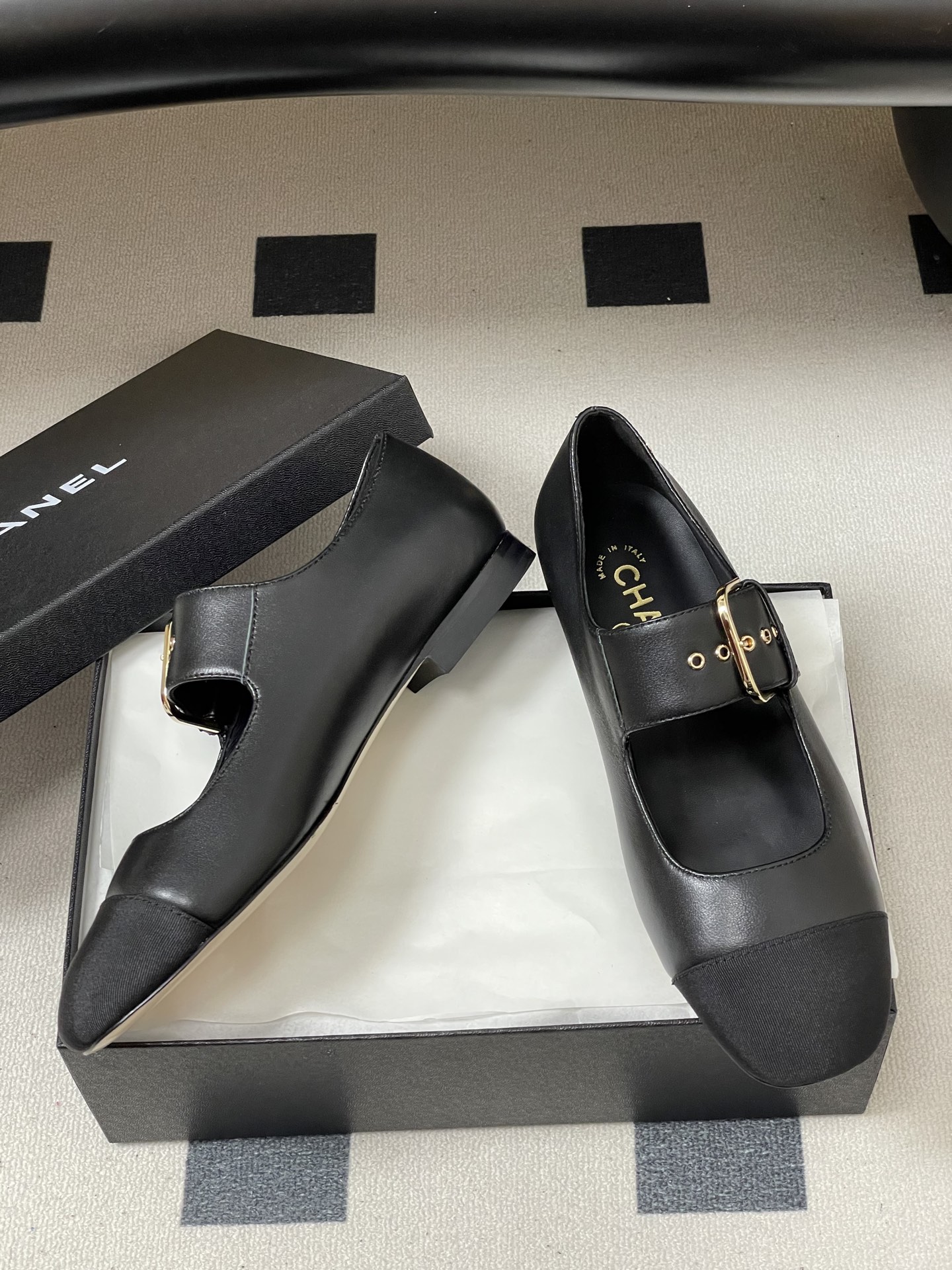 -2026春夏新款Chanel小香26P 经典双拼色方头玛丽珍鞋皮带扣平底芭蕾舞单鞋金属扣带设计，简约复