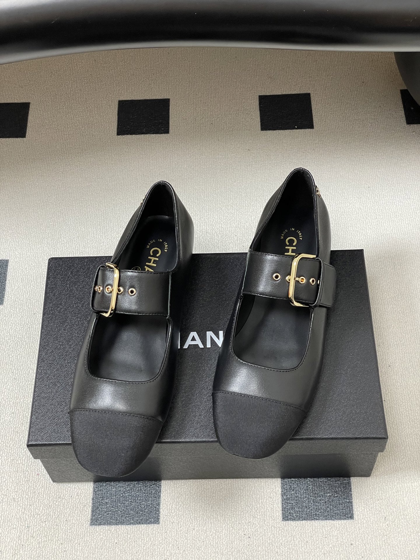 -2026春夏新款Chanel小香26P 经典双拼色方头玛丽珍鞋皮带扣平底芭蕾舞单鞋金属扣带设计，简约复