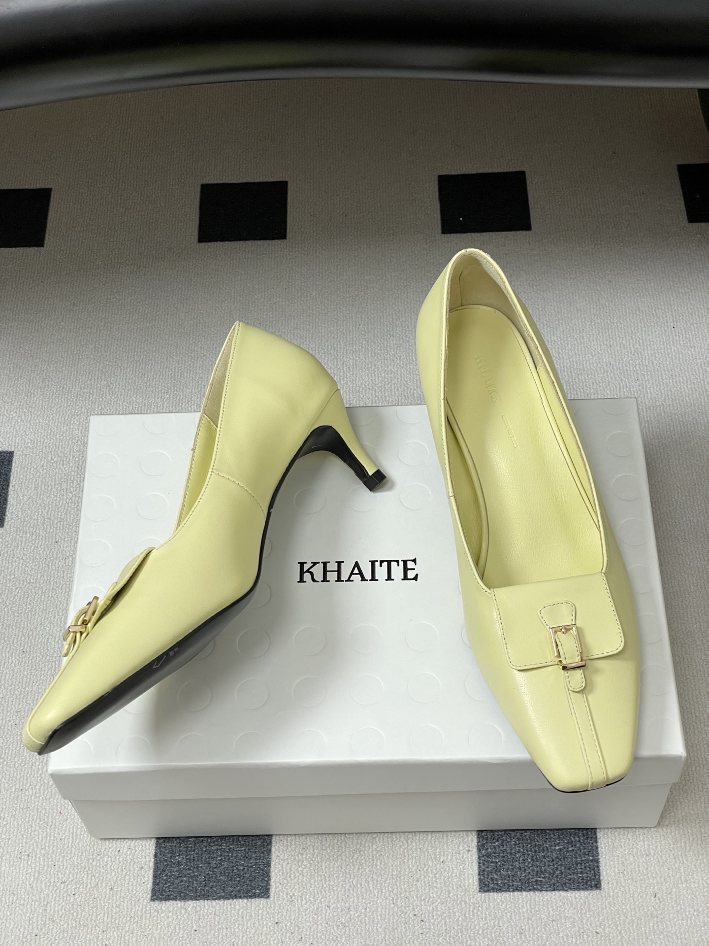 -KHAITE 2026春夏新款 方头锁扣中跟单鞋 个性金属搭扣高跟浅口单鞋以90年代复古鞋款为原型，方