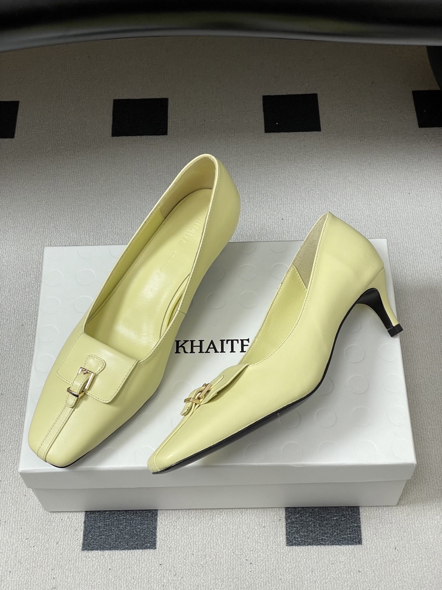 -KHAITE 2026春夏新款 方头锁扣中跟单鞋 个性金属搭扣高跟浅口单鞋以90年代复古鞋款为原型，方