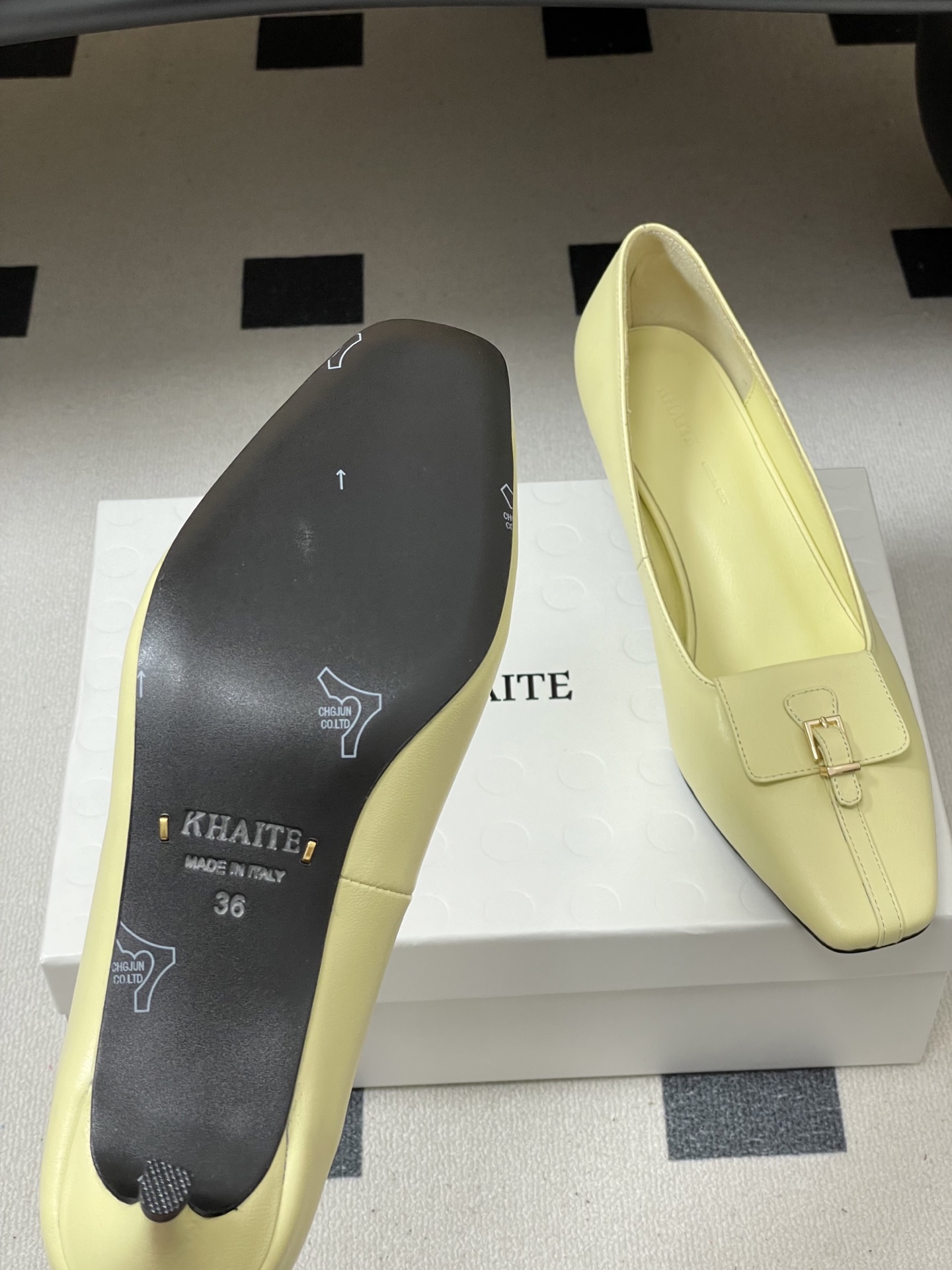 -KHAITE 2026春夏新款 方头锁扣中跟单鞋 个性金属搭扣高跟浅口单鞋以90年代复古鞋款为原型，方