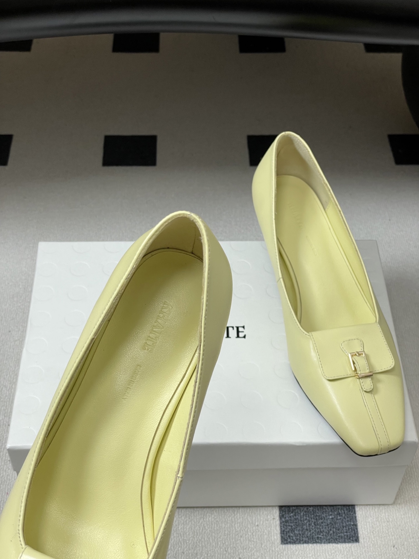 -KHAITE 2026春夏新款 方头锁扣中跟单鞋 个性金属搭扣高跟浅口单鞋以90年代复古鞋款为原型，方