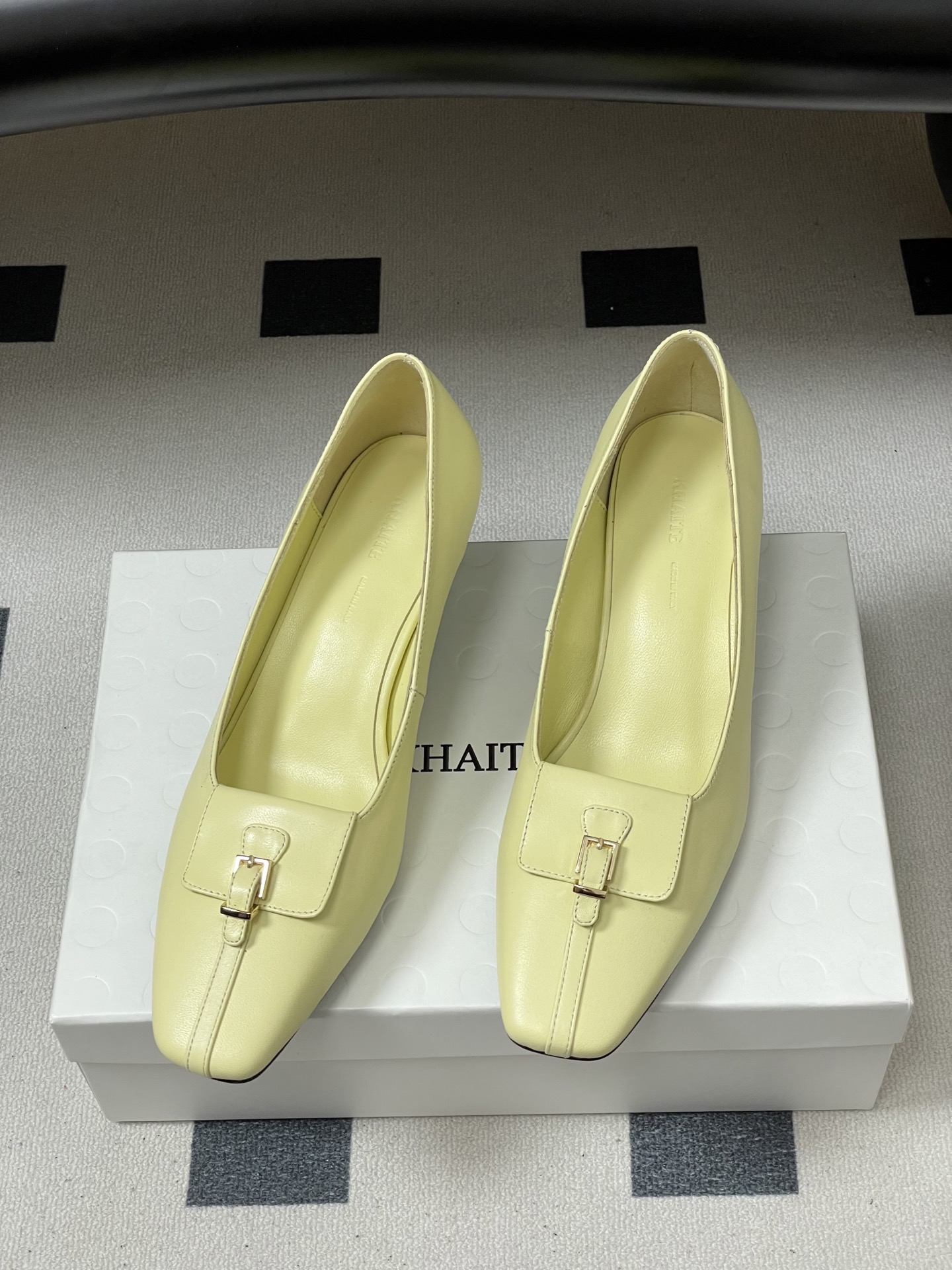 -KHAITE 2026春夏新款 方头锁扣中跟单鞋 个性金属搭扣高跟浅口单鞋以90年代复古鞋款为原型，方