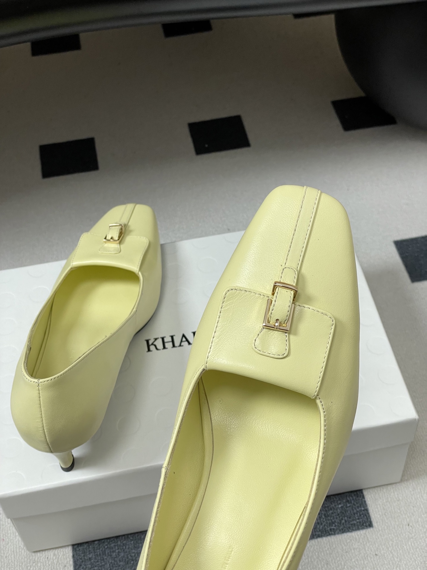 -KHAITE 2026春夏新款 方头锁扣中跟单鞋 个性金属搭扣高跟浅口单鞋以90年代复古鞋款为原型，方