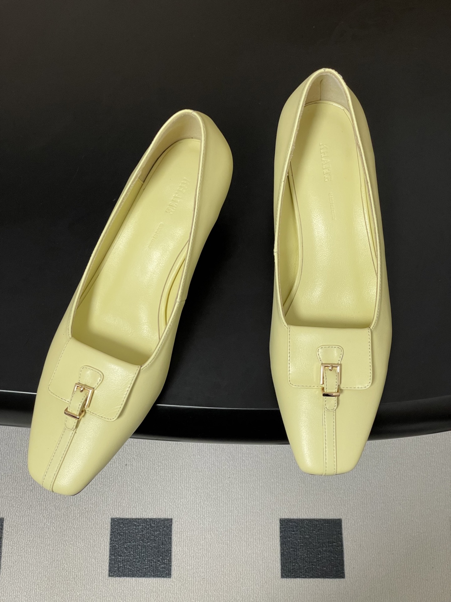 -KHAITE 2026春夏新款 方头锁扣中跟单鞋 个性金属搭扣高跟浅口单鞋以90年代复古鞋款为原型，方