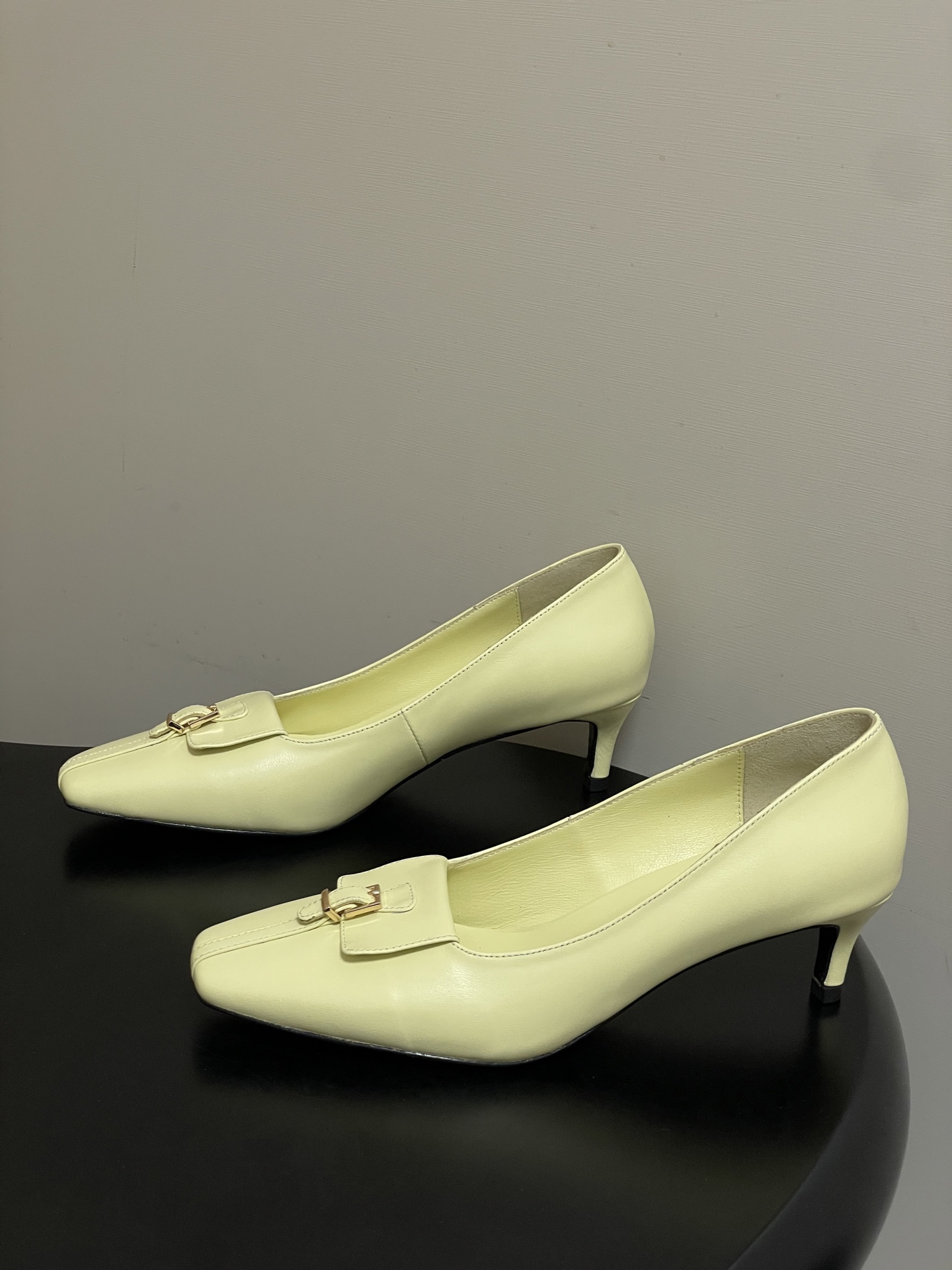 -KHAITE 2026春夏新款 方头锁扣中跟单鞋 个性金属搭扣高跟浅口单鞋以90年代复古鞋款为原型，方