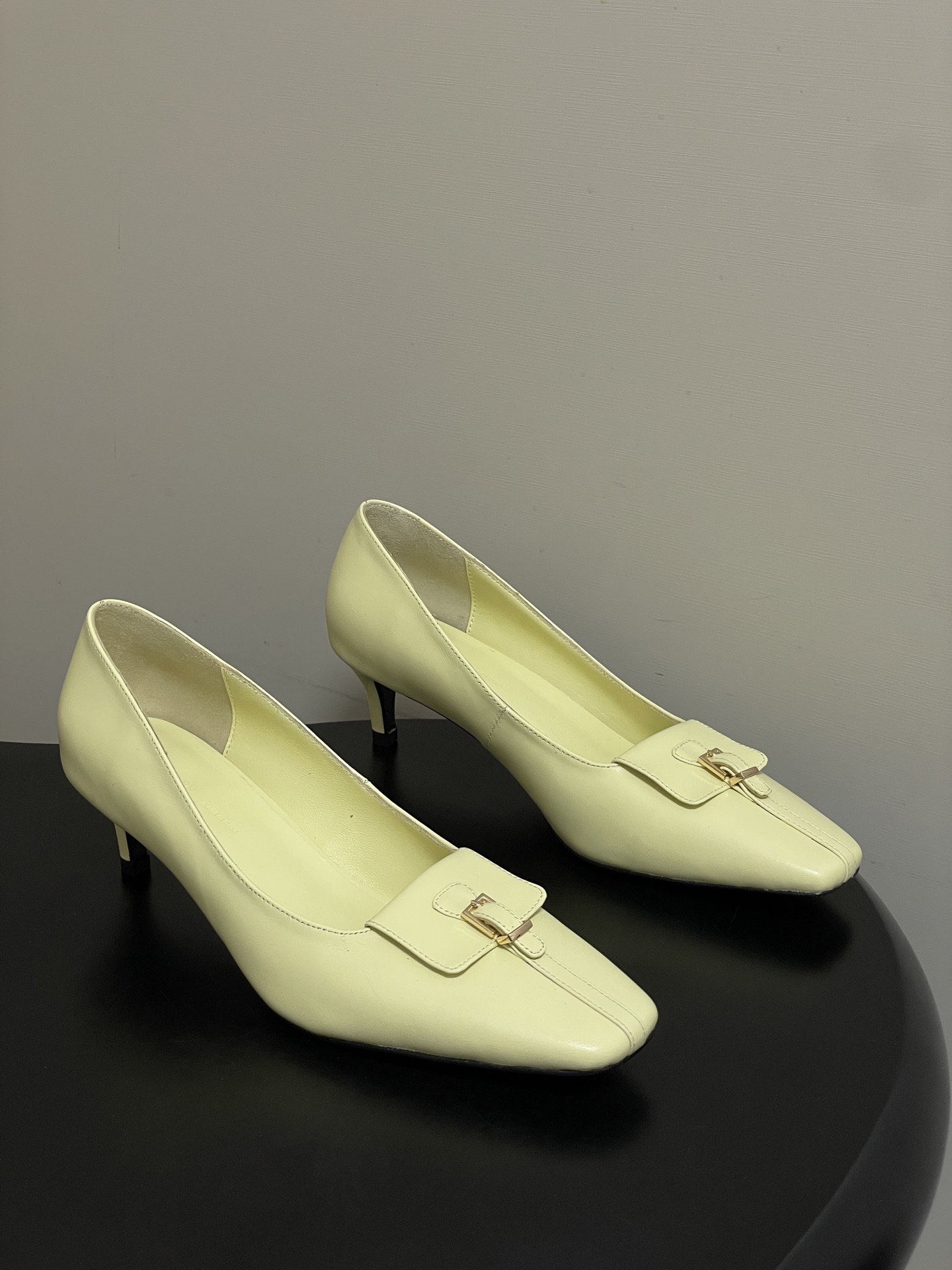 -KHAITE 2026春夏新款 方头锁扣中跟单鞋 个性金属搭扣高跟浅口单鞋以90年代复古鞋款为原型，方