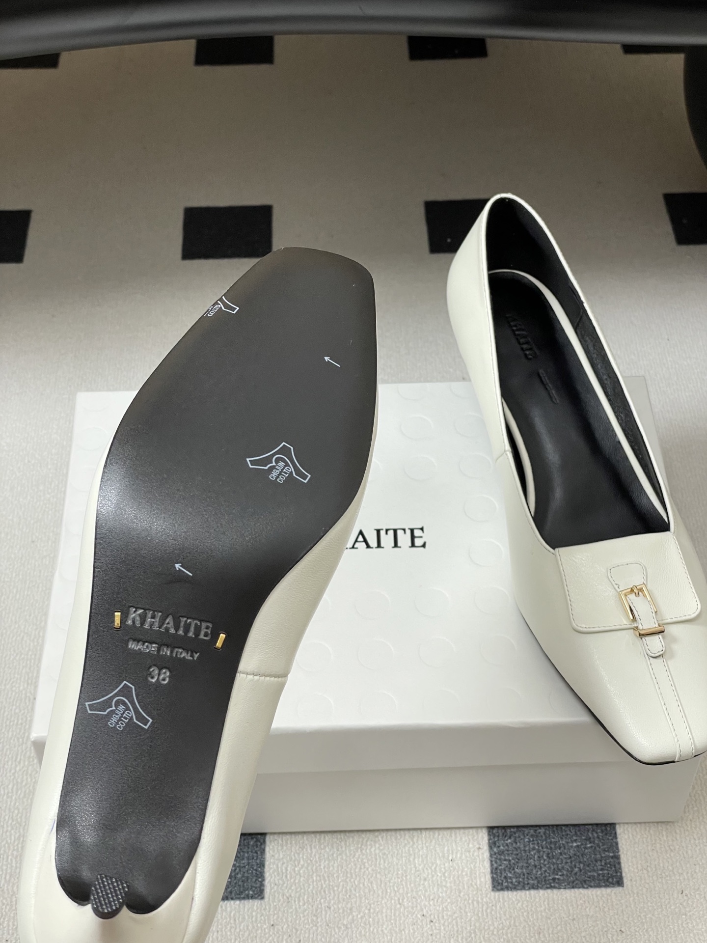 -KHAITE 2026春夏新款 方头锁扣中跟单鞋 个性金属搭扣高跟浅口单鞋以90年代复古鞋款为原型，方