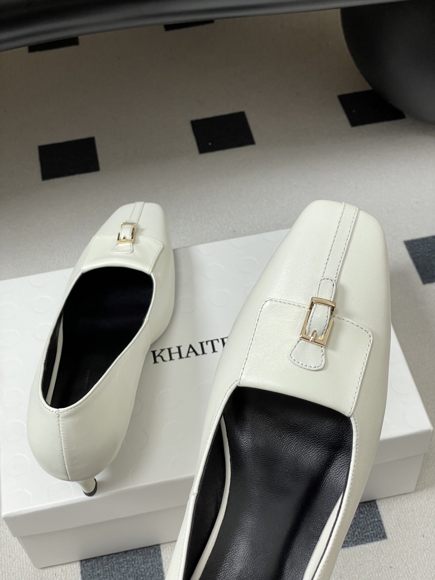 -KHAITE 2026春夏新款 方头锁扣中跟单鞋 个性金属搭扣高跟浅口单鞋以90年代复古鞋款为原型，方