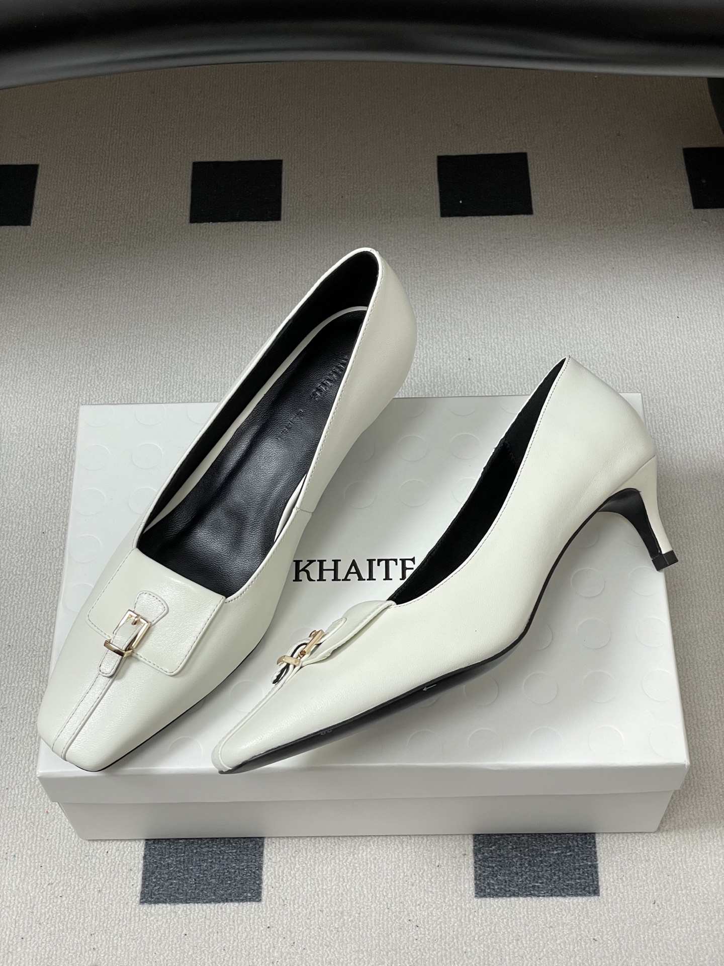 -KHAITE 2026春夏新款 方头锁扣中跟单鞋 个性金属搭扣高跟浅口单鞋以90年代复古鞋款为原型，方