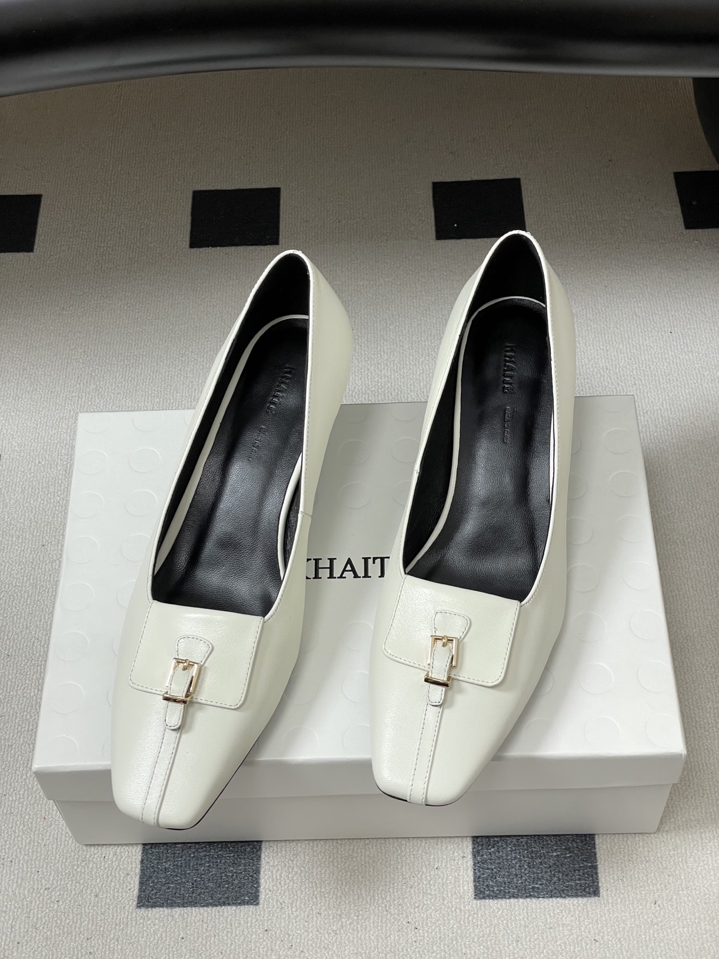 -KHAITE 2026春夏新款 方头锁扣中跟单鞋 个性金属搭扣高跟浅口单鞋以90年代复古鞋款为原型，方