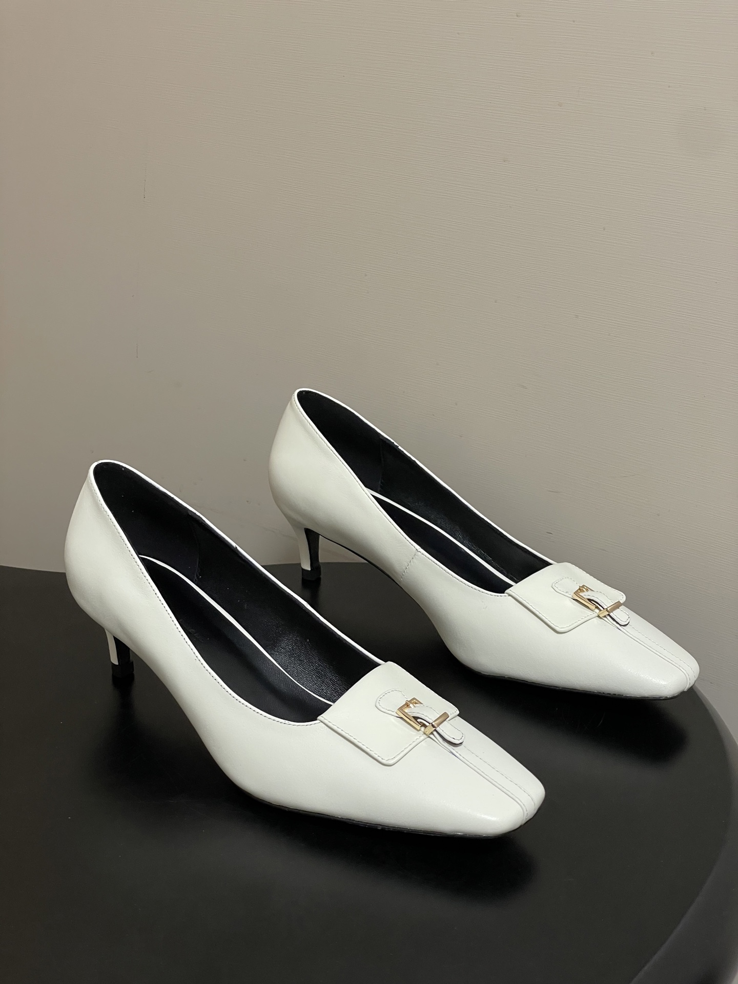 -KHAITE 2026春夏新款 方头锁扣中跟单鞋 个性金属搭扣高跟浅口单鞋以90年代复古鞋款为原型，方