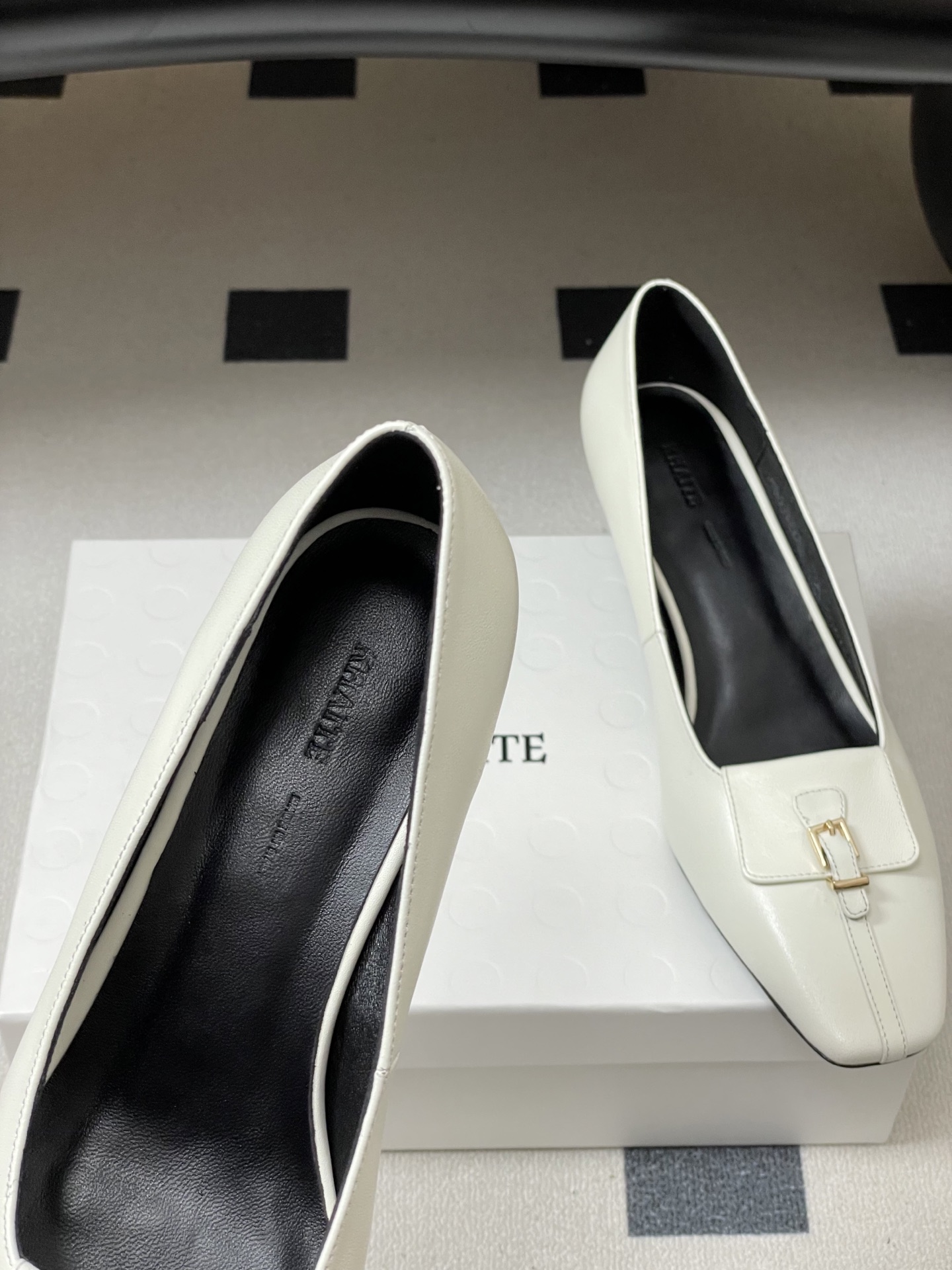 -KHAITE 2026春夏新款 方头锁扣中跟单鞋 个性金属搭扣高跟浅口单鞋以90年代复古鞋款为原型，方