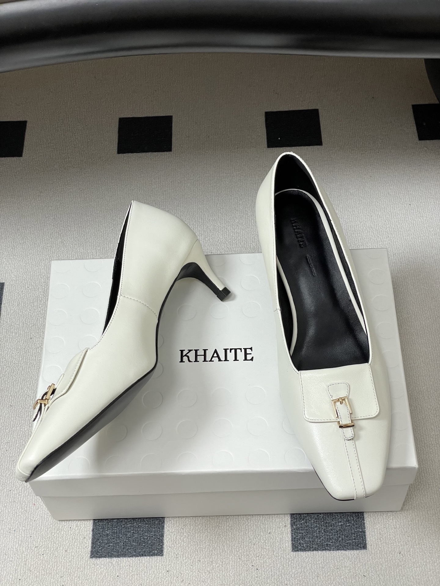 -KHAITE 2026春夏新款 方头锁扣中跟单鞋 个性金属搭扣高跟浅口单鞋以90年代复古鞋款为原型，方