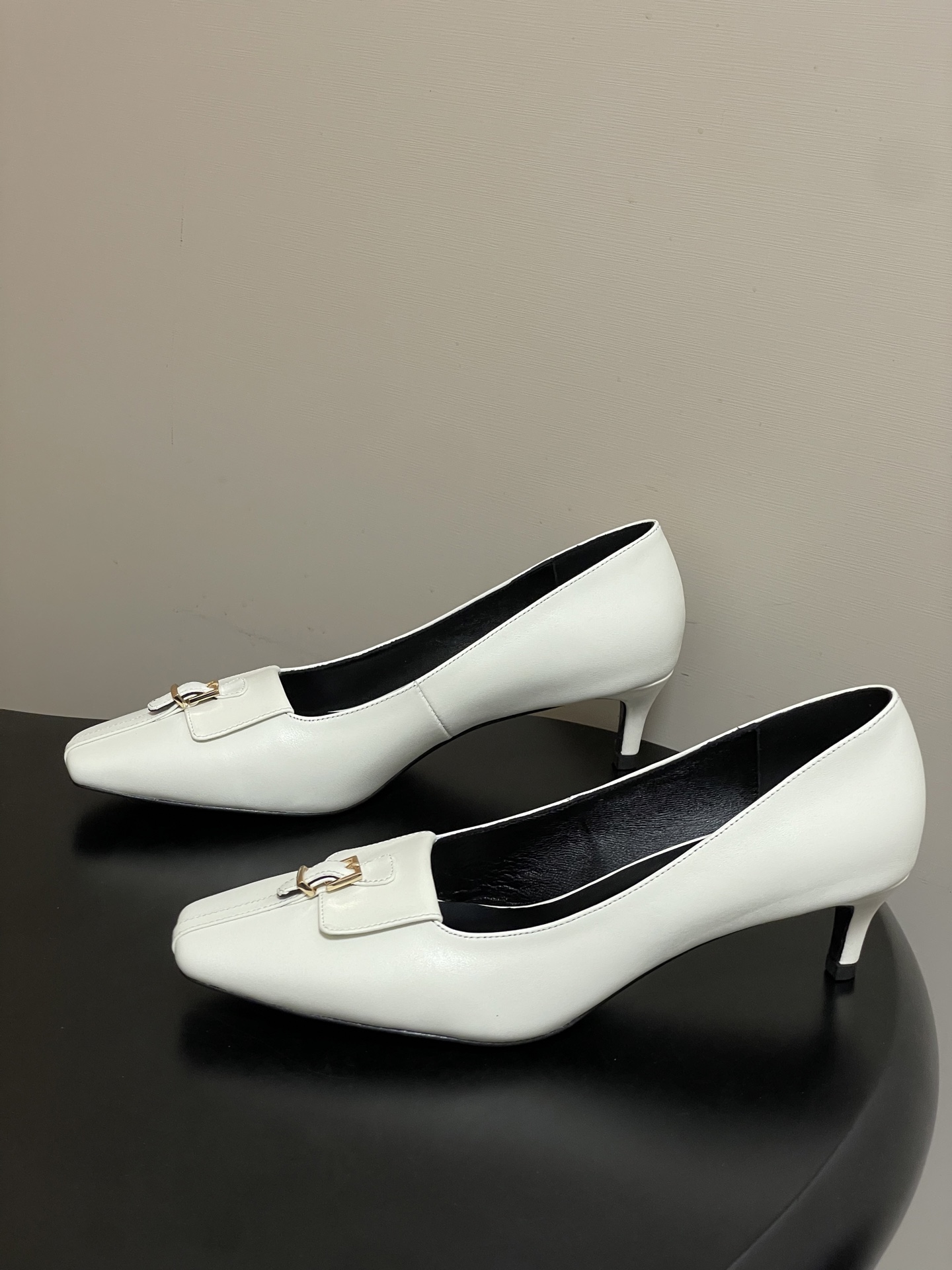 -KHAITE 2026春夏新款 方头锁扣中跟单鞋 个性金属搭扣高跟浅口单鞋以90年代复古鞋款为原型，方