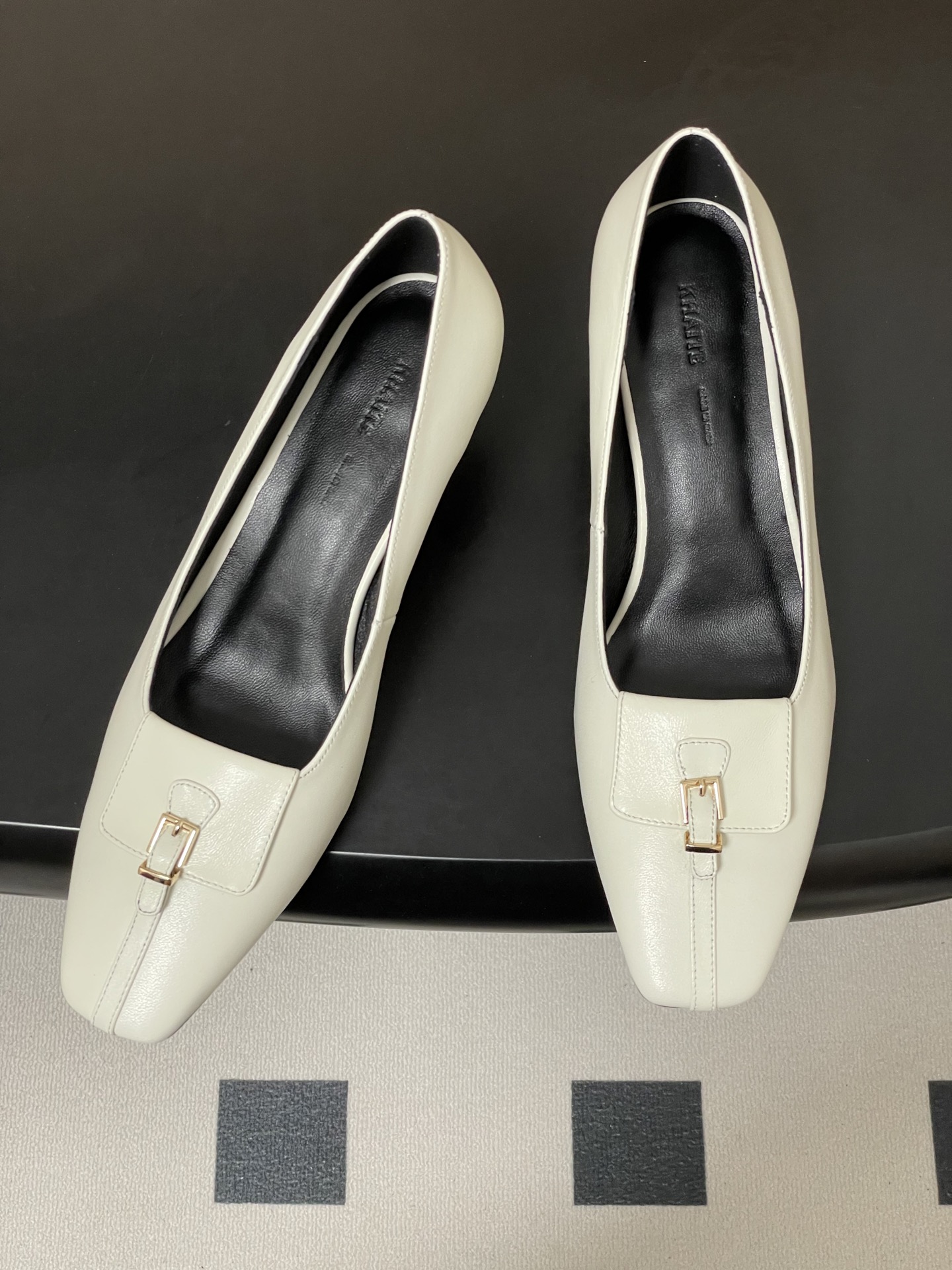 -KHAITE 2026春夏新款 方头锁扣中跟单鞋 个性金属搭扣高跟浅口单鞋以90年代复古鞋款为原型，方