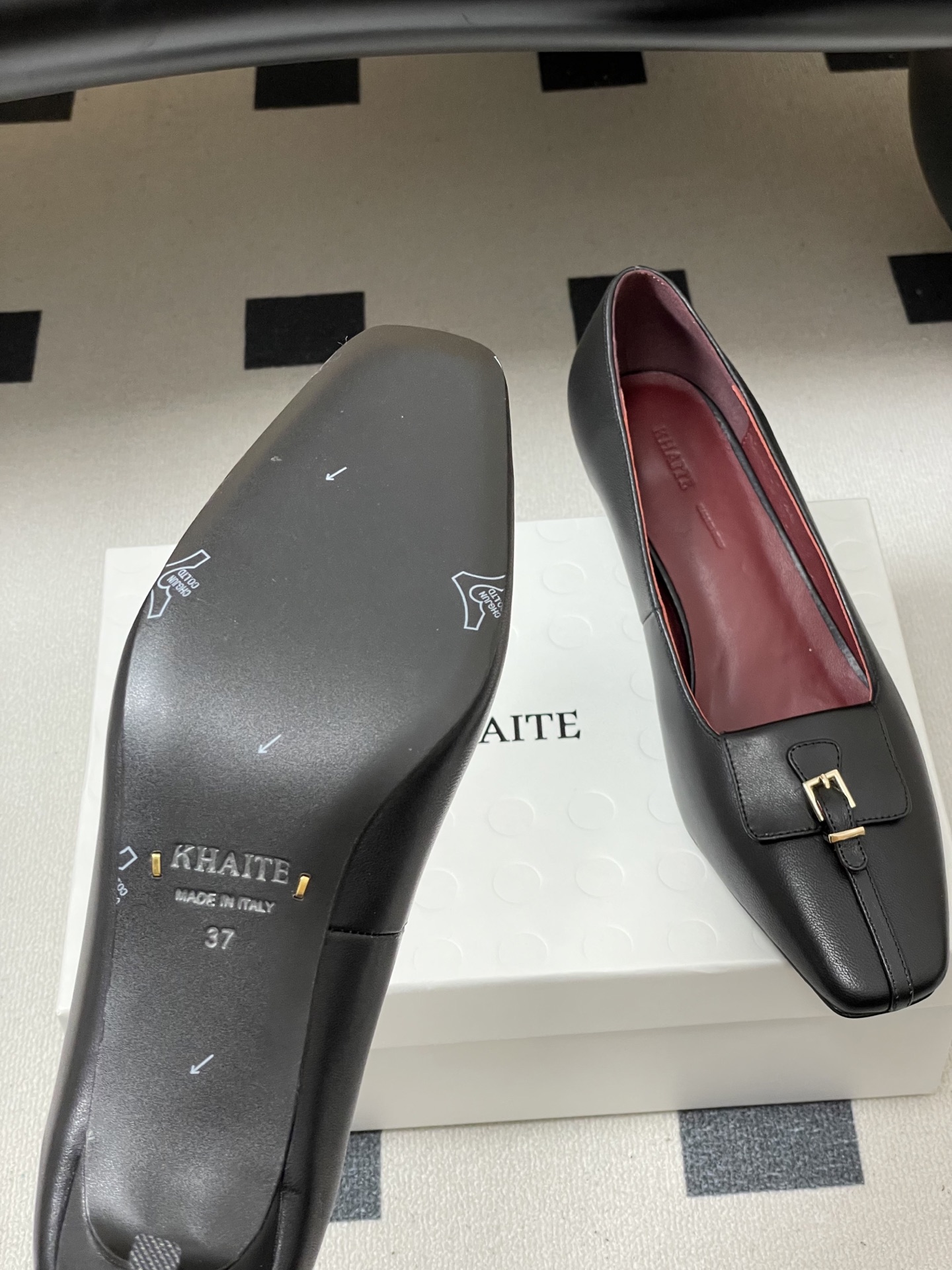 -KHAITE 2026春夏新款 方头锁扣中跟单鞋 个性金属搭扣高跟浅口单鞋以90年代复古鞋款为原型，方