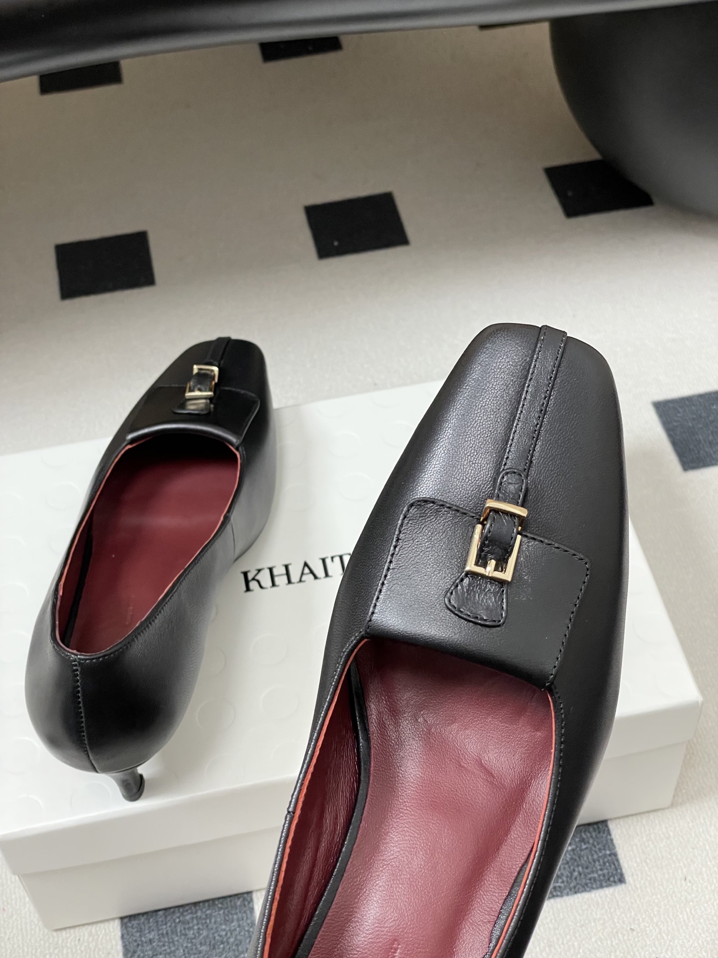 -KHAITE 2026春夏新款 方头锁扣中跟单鞋 个性金属搭扣高跟浅口单鞋以90年代复古鞋款为原型，方