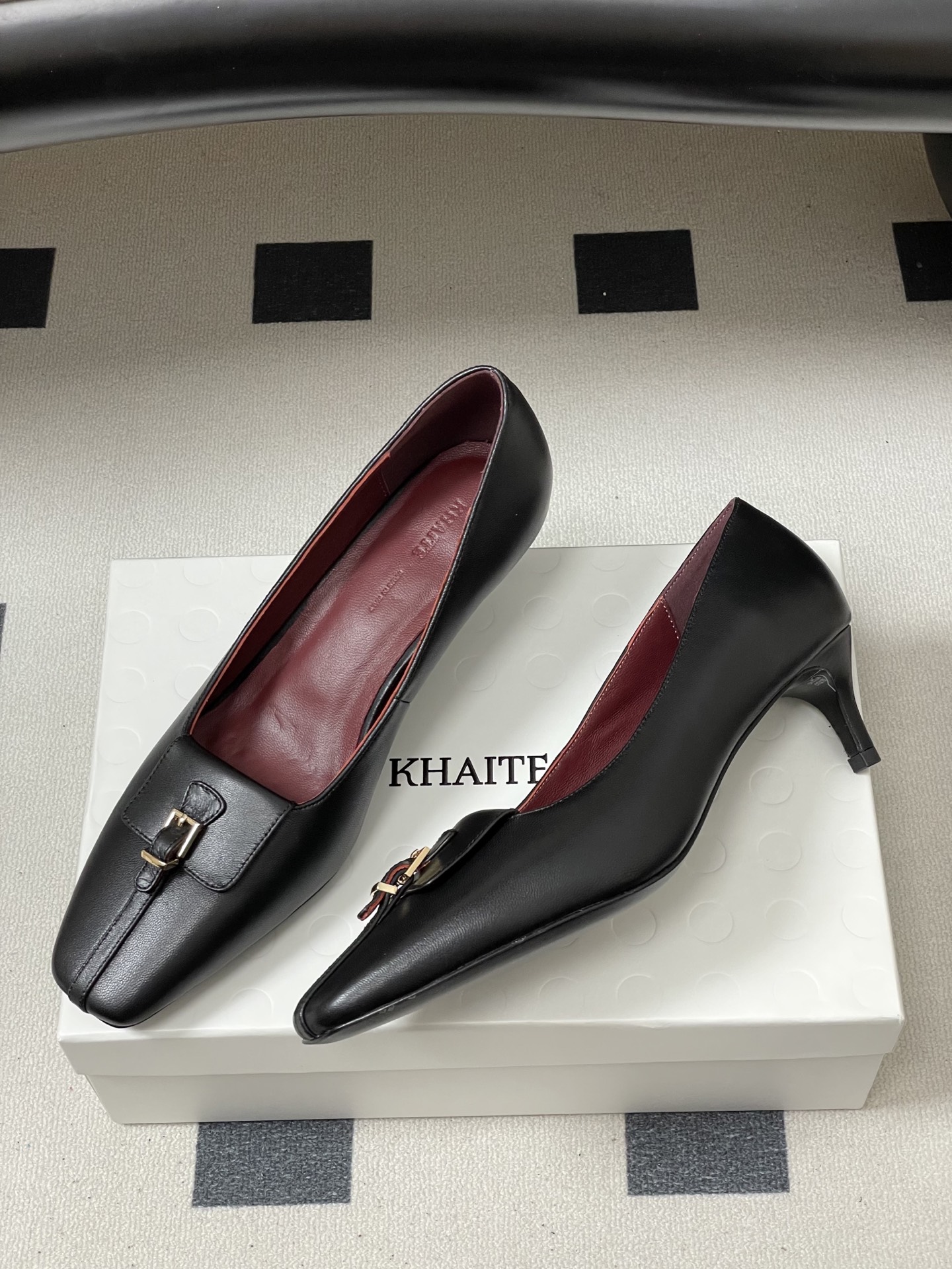 -KHAITE 2026春夏新款 方头锁扣中跟单鞋 个性金属搭扣高跟浅口单鞋以90年代复古鞋款为原型，方