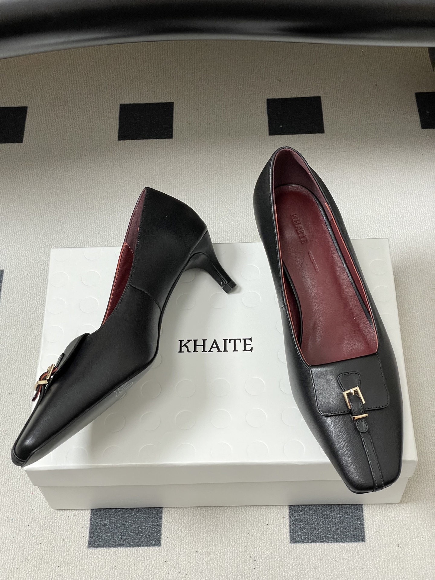 -KHAITE 2026春夏新款 方头锁扣中跟单鞋 个性金属搭扣高跟浅口单鞋以90年代复古鞋款为原型，方