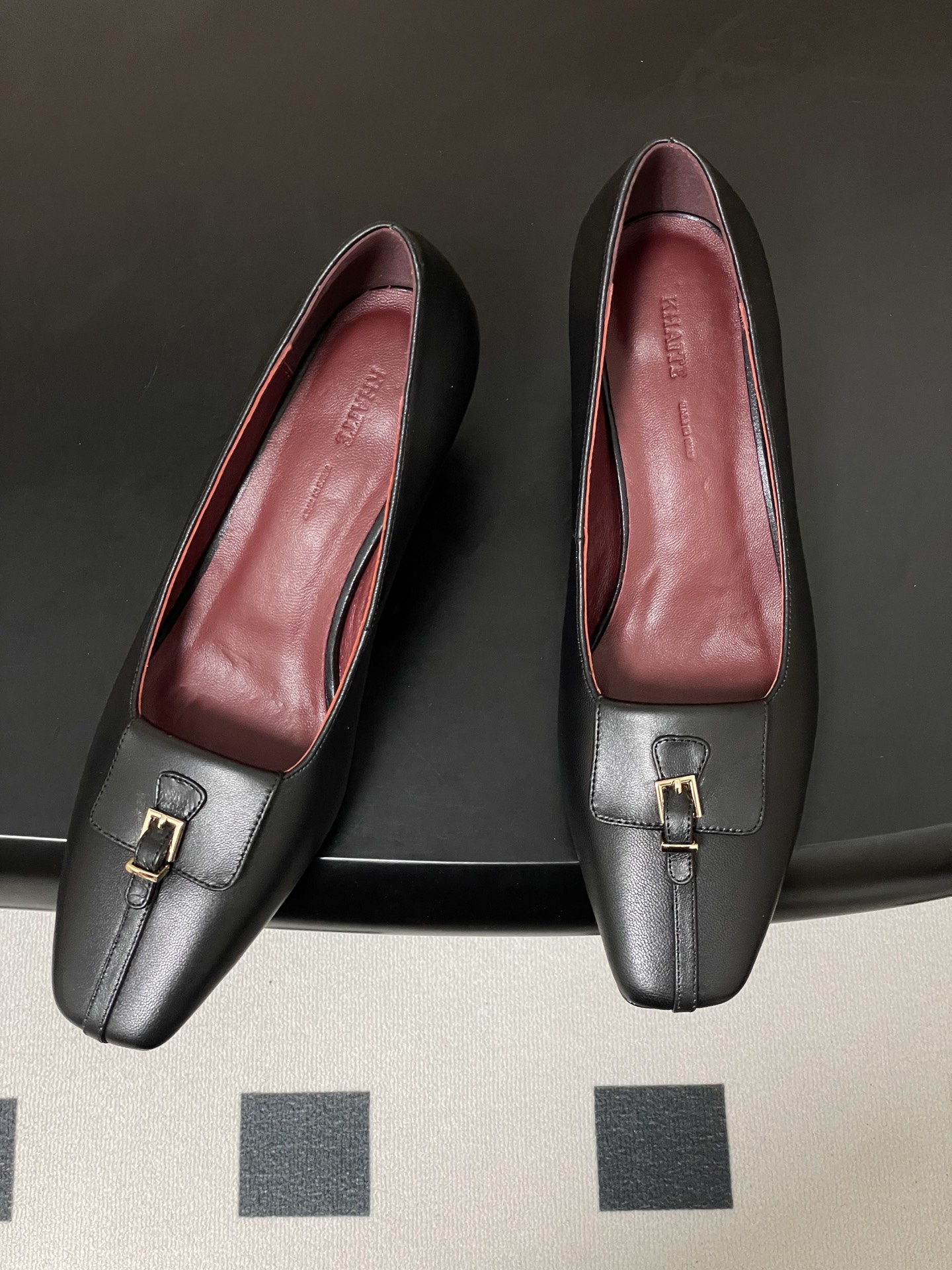 -KHAITE 2026春夏新款 方头锁扣中跟单鞋 个性金属搭扣高跟浅口单鞋以90年代复古鞋款为原型，方