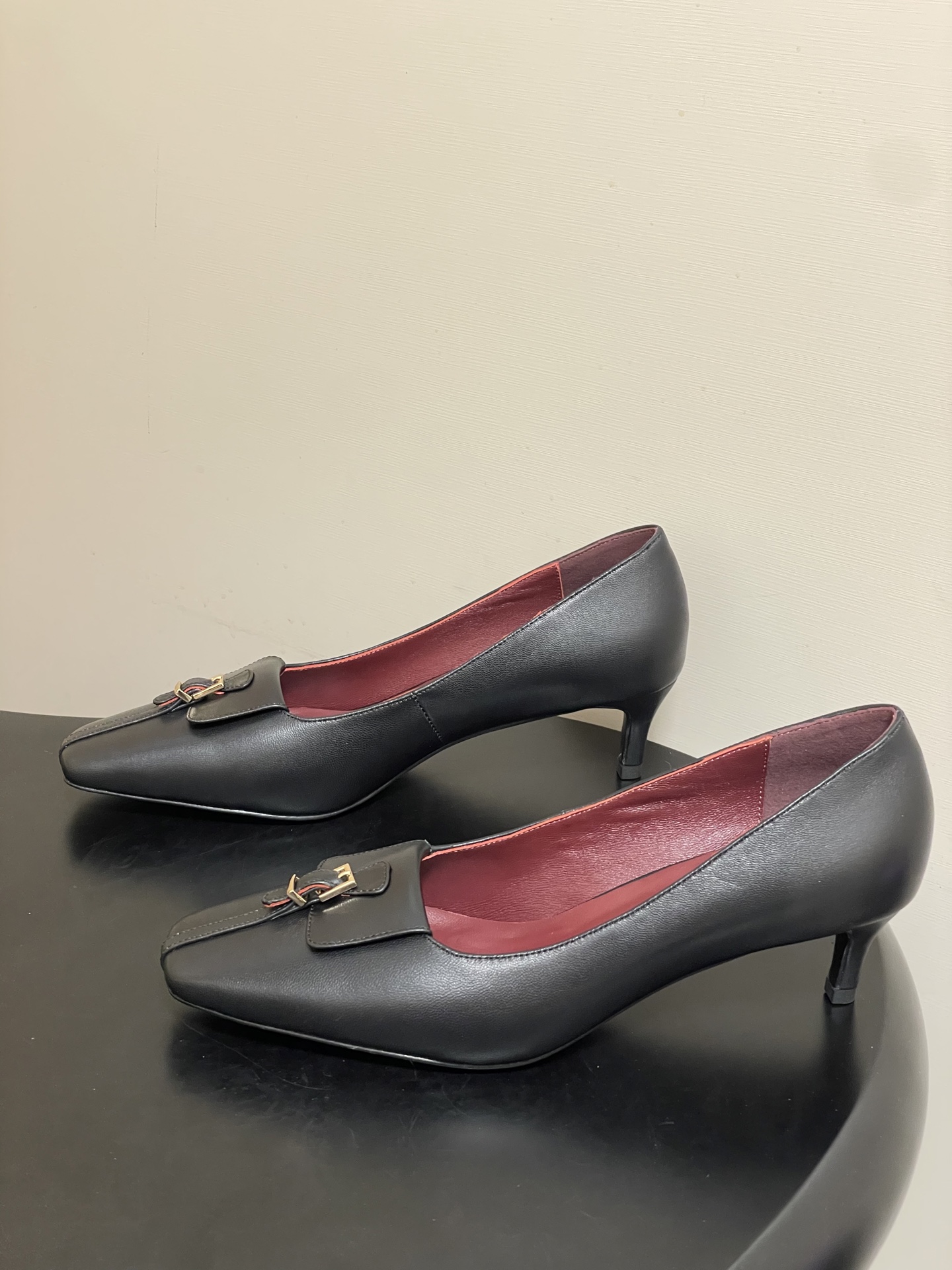 -KHAITE 2026春夏新款 方头锁扣中跟单鞋 个性金属搭扣高跟浅口单鞋以90年代复古鞋款为原型，方