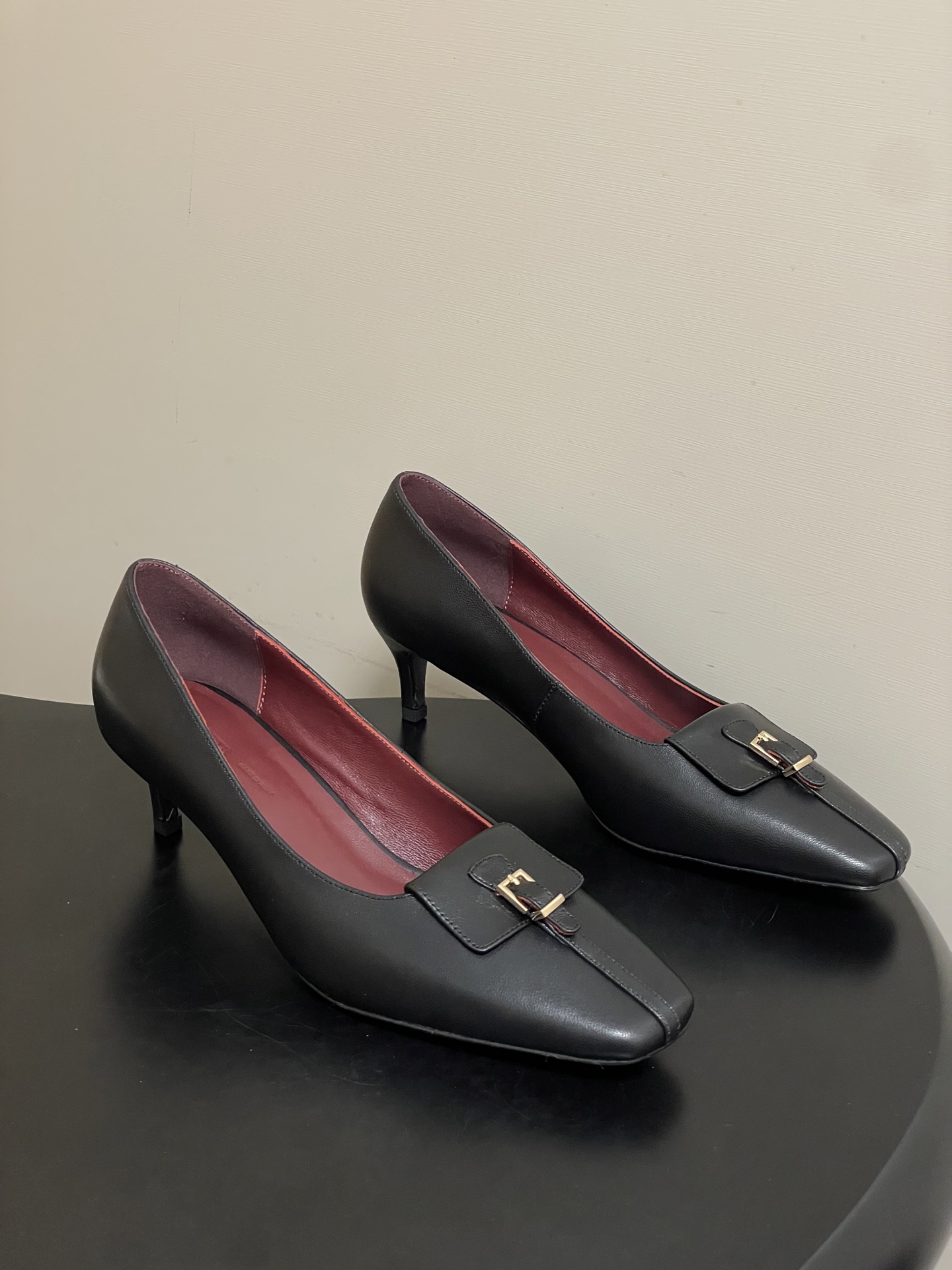 -KHAITE 2026春夏新款 方头锁扣中跟单鞋 个性金属搭扣高跟浅口单鞋以90年代复古鞋款为原型，方