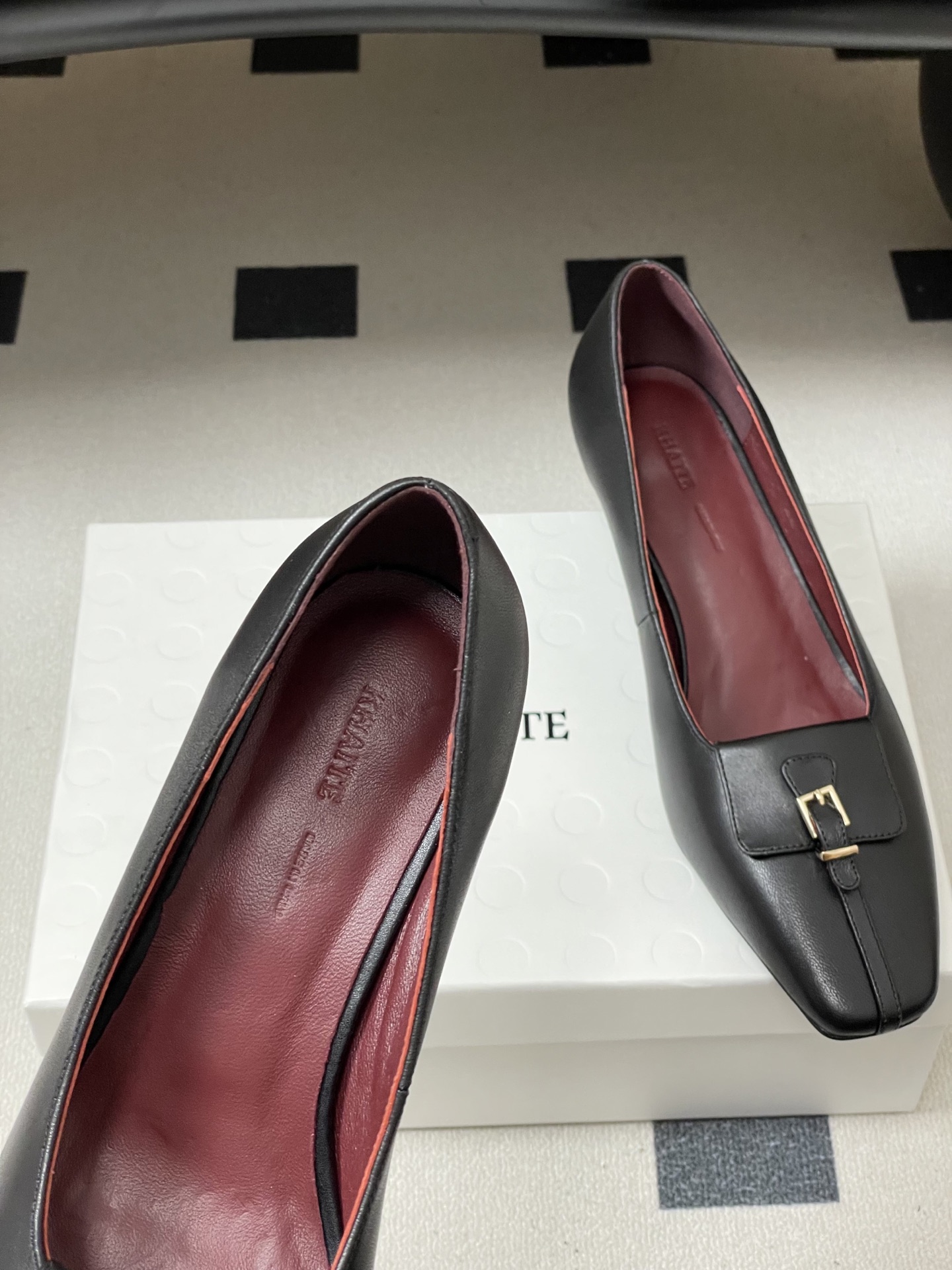 -KHAITE 2026春夏新款 方头锁扣中跟单鞋 个性金属搭扣高跟浅口单鞋以90年代复古鞋款为原型，方