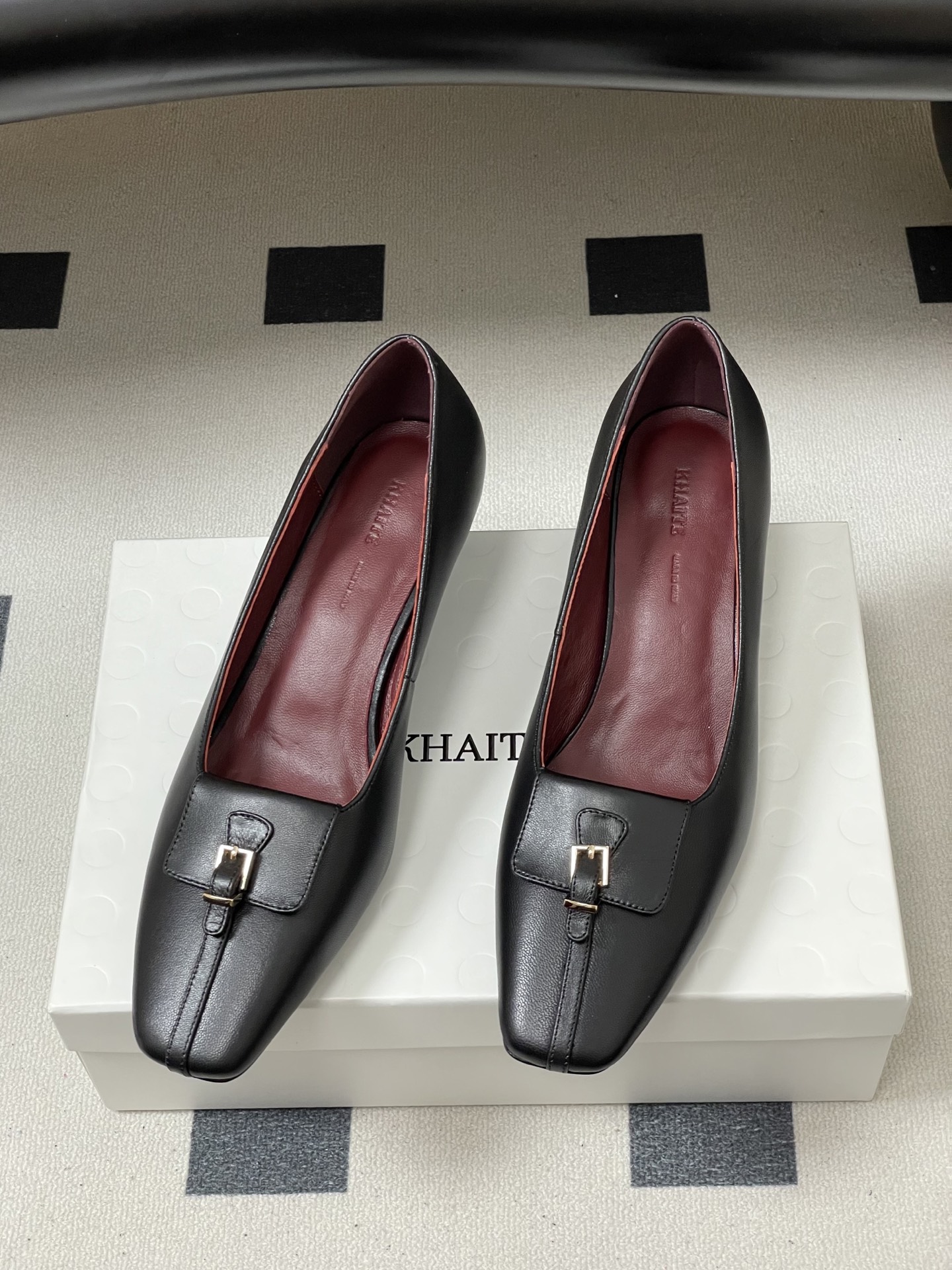 -KHAITE 2026春夏新款 方头锁扣中跟单鞋 个性金属搭扣高跟浅口单鞋以90年代复古鞋款为原型，方