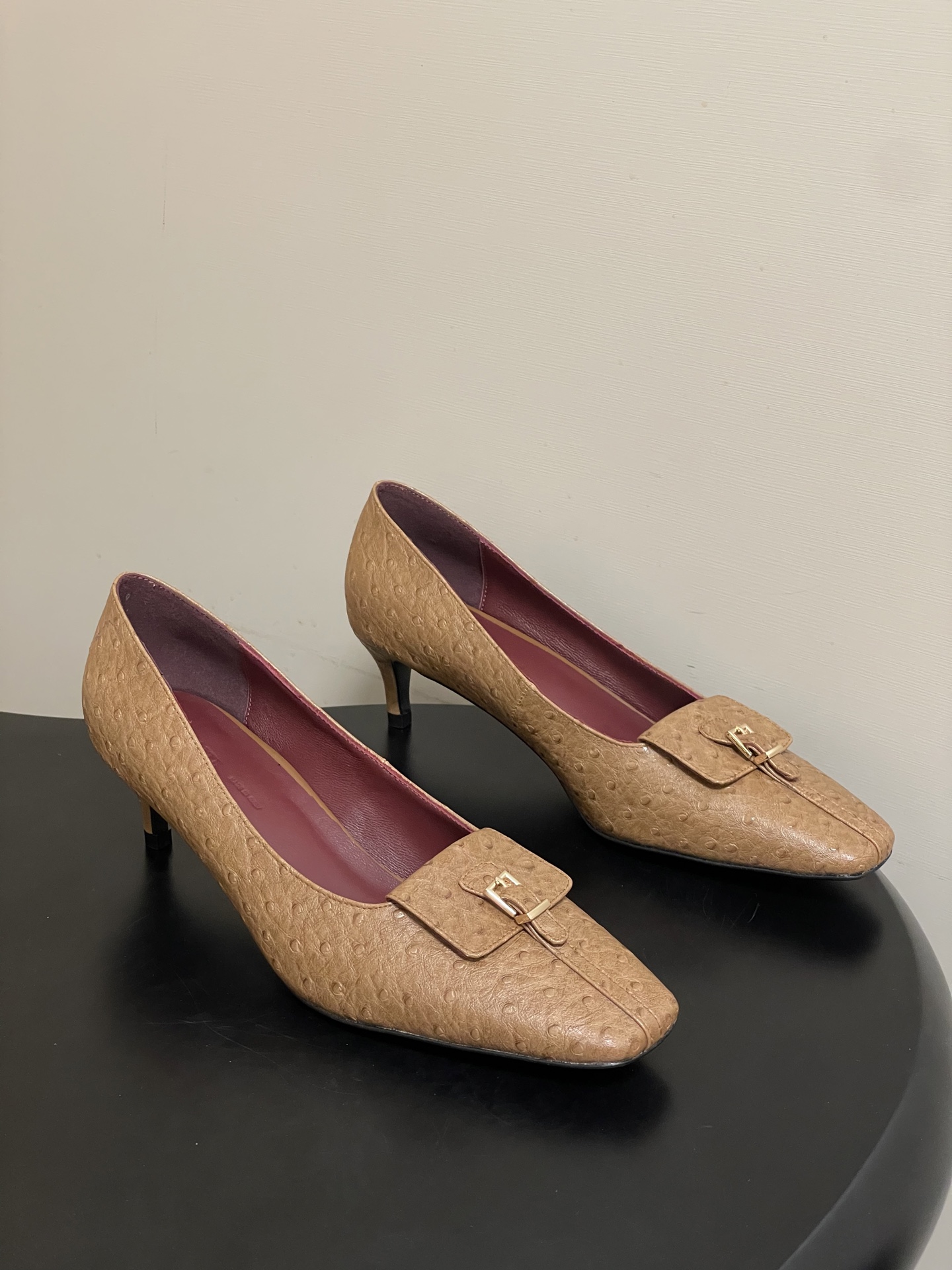 -KHAITE 2026春夏新款 方头锁扣中跟单鞋 个性金属搭扣高跟浅口单鞋以90年代复古鞋款为原型，方