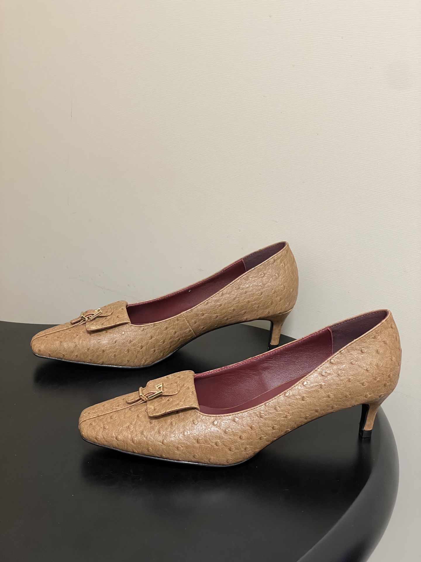 -KHAITE 2026春夏新款 方头锁扣中跟单鞋 个性金属搭扣高跟浅口单鞋以90年代复古鞋款为原型，方