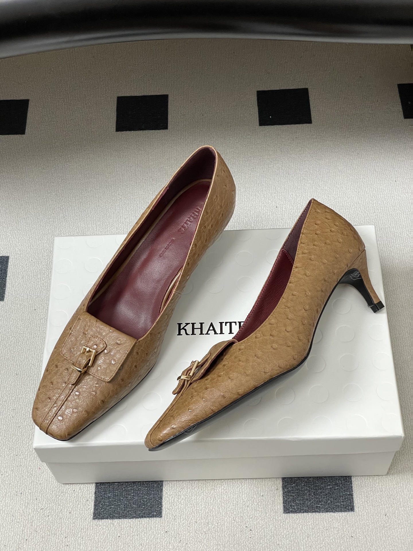 -KHAITE 2026春夏新款 方头锁扣中跟单鞋 个性金属搭扣高跟浅口单鞋以90年代复古鞋款为原型，方